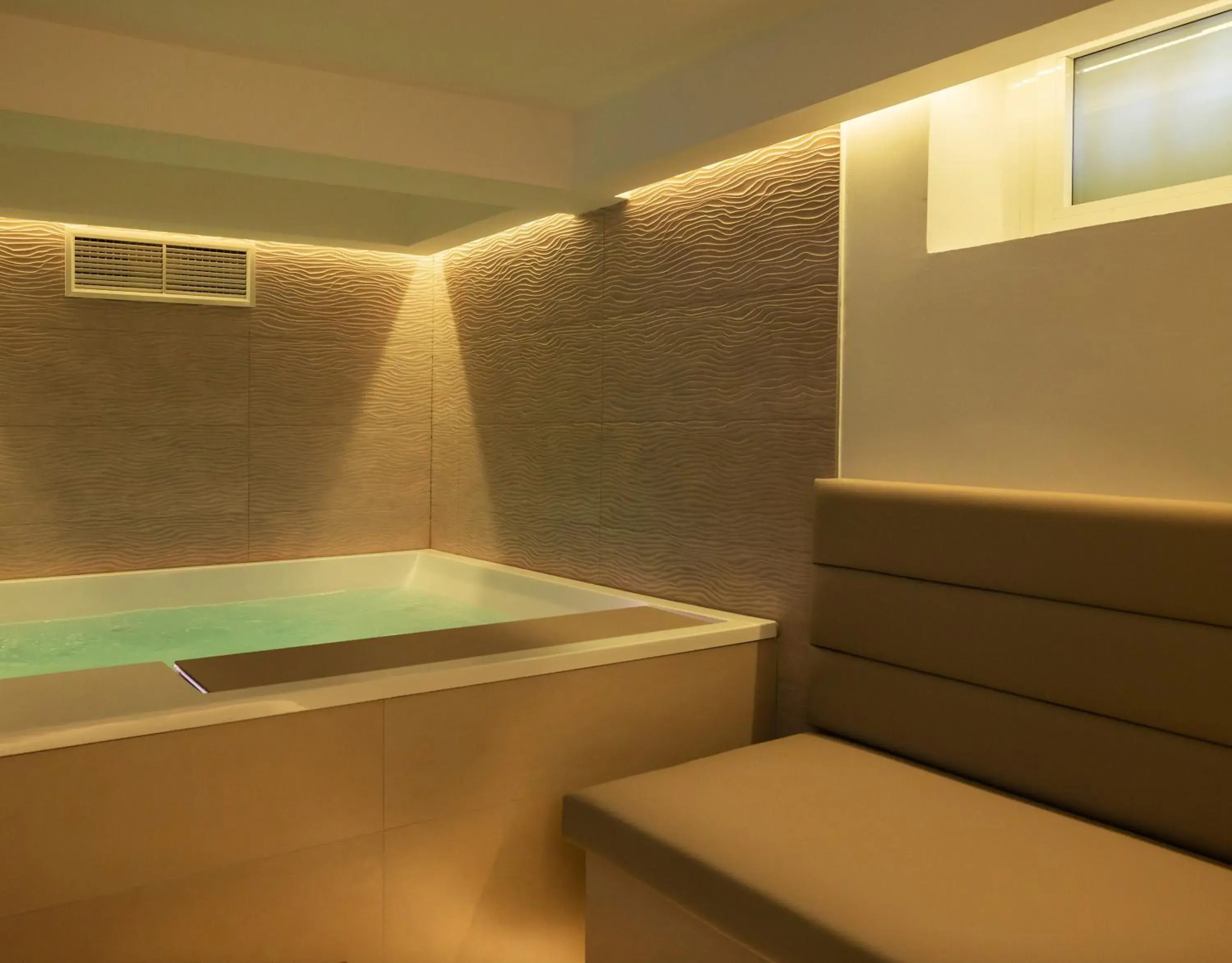 Hot Tub in Hotel Riviera