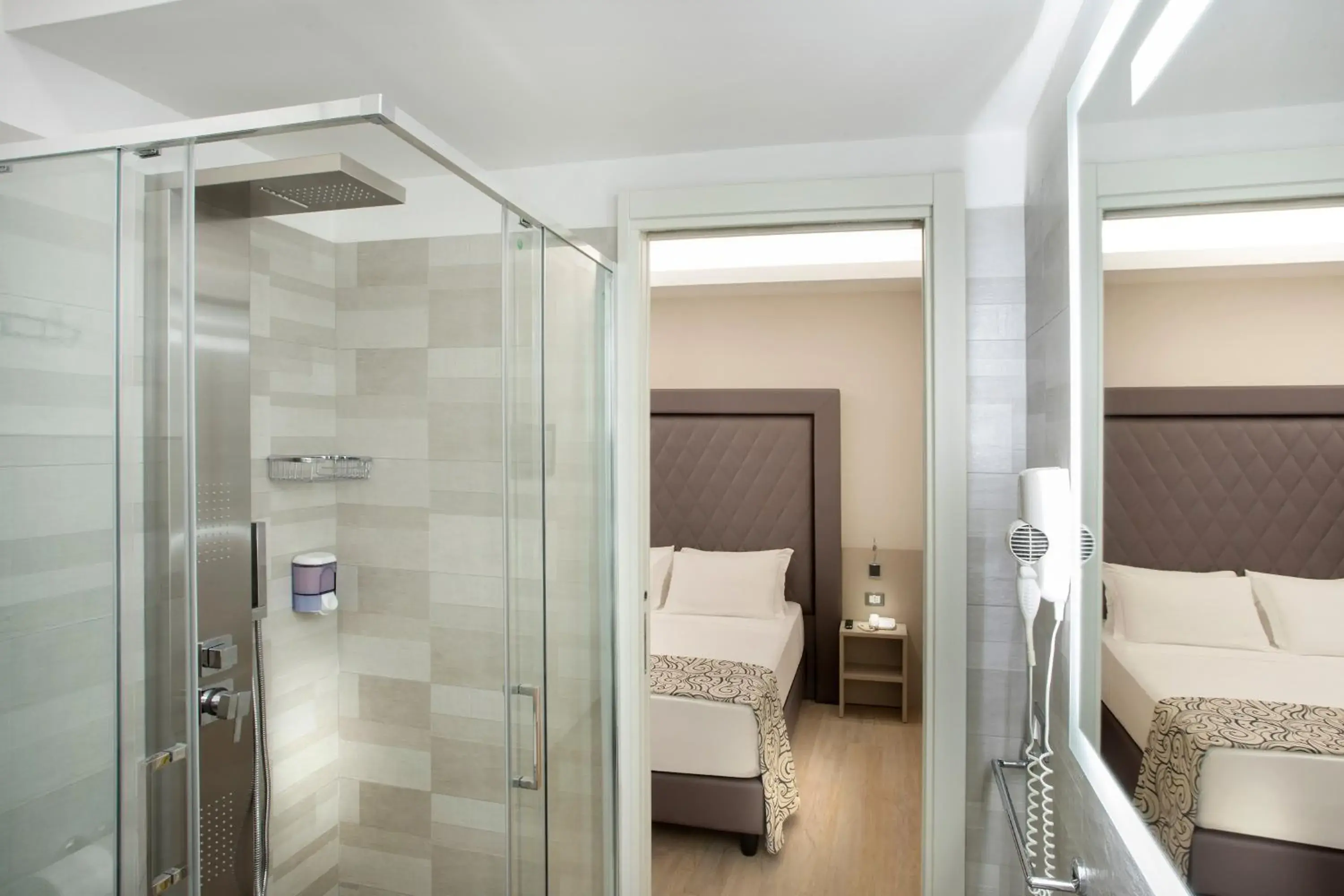 Shower, Bathroom in Hotel Riviera