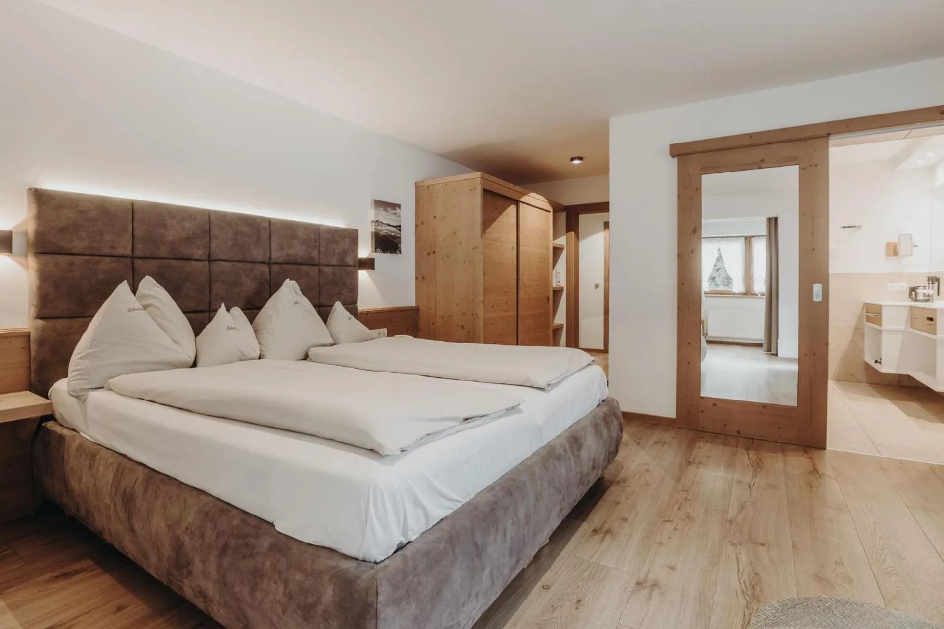 Bed in Habachklause Familien Bauernhof Resort