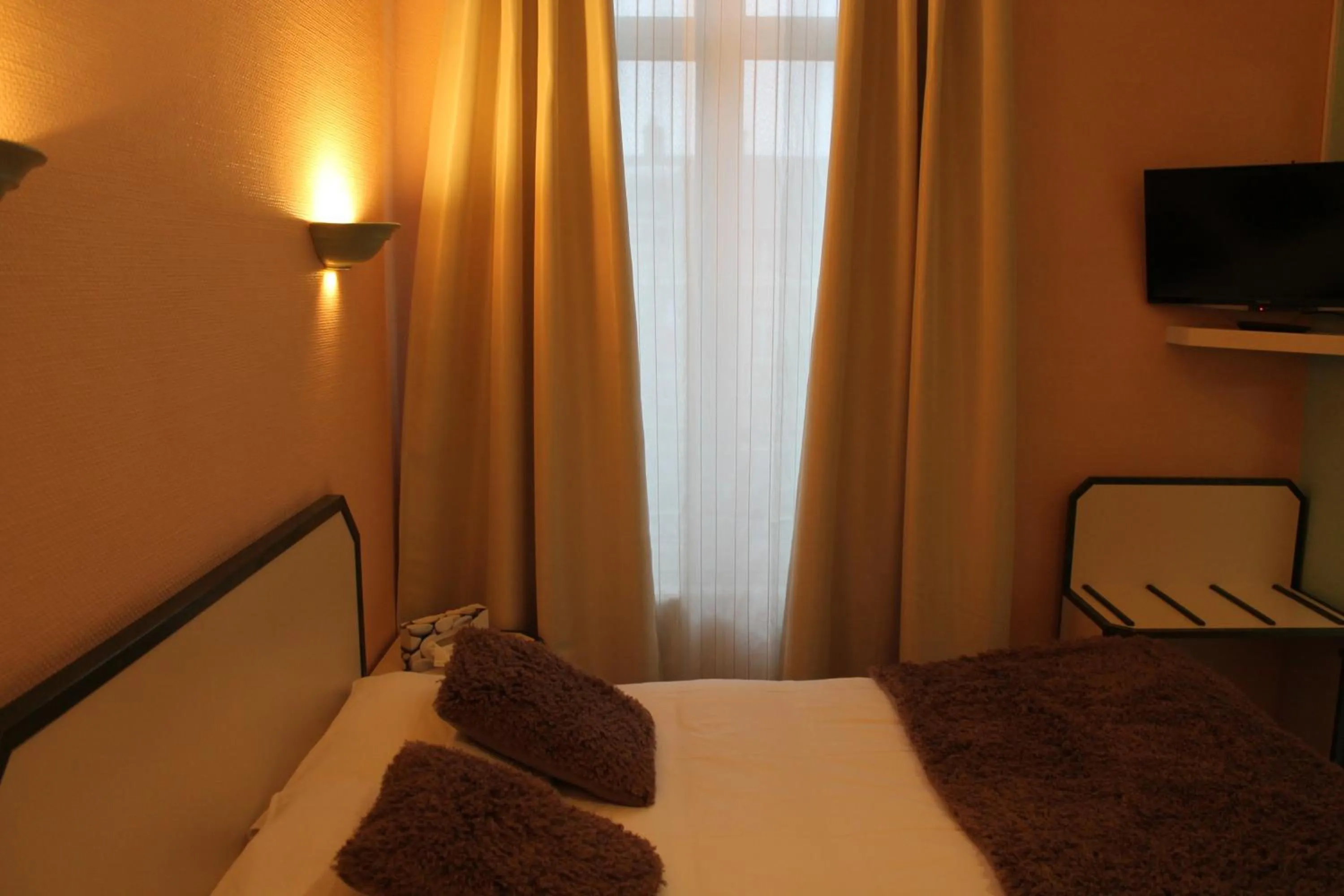 Bedroom, Bed in Hotel Napoléon