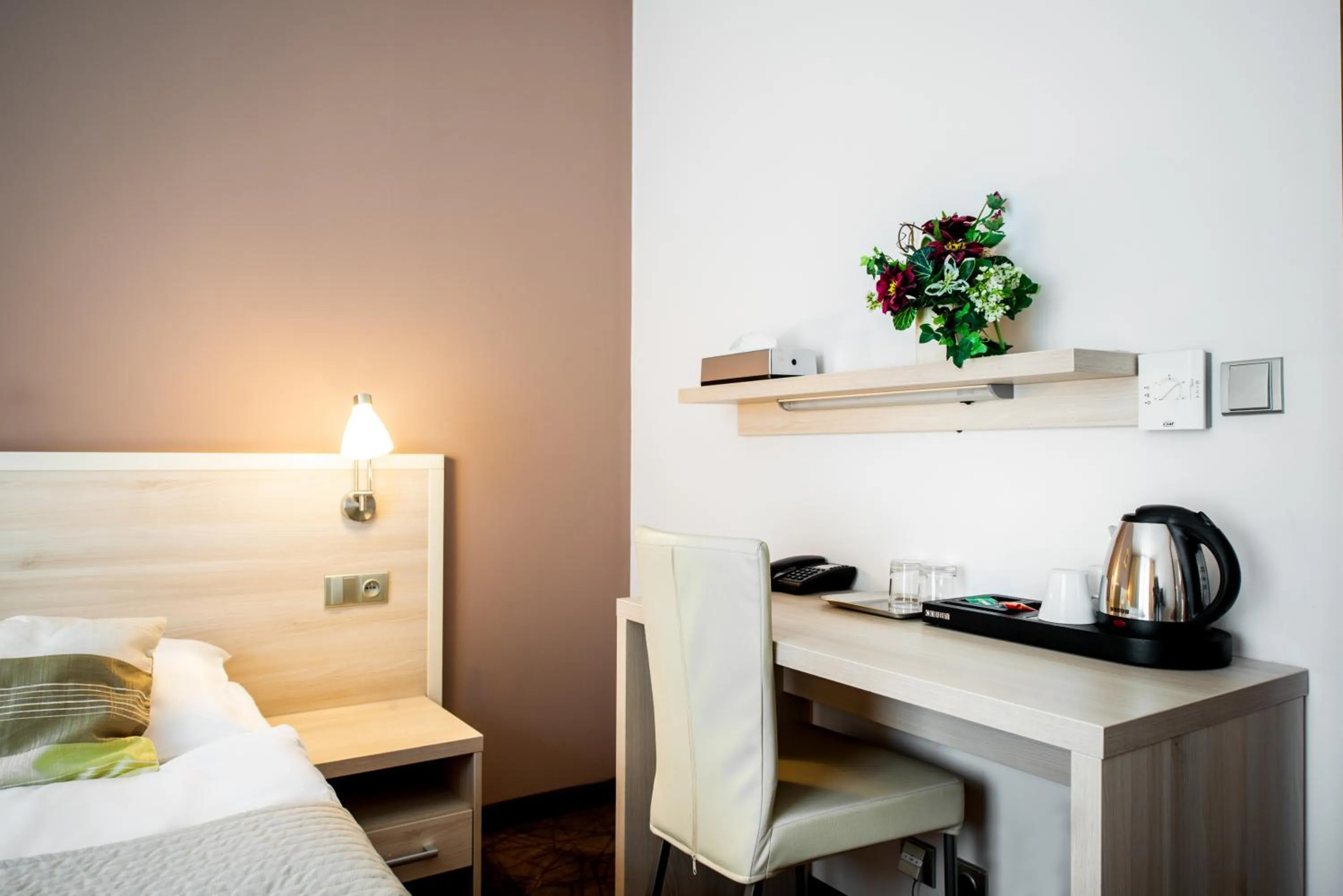 Coffee/tea facilities, Bed in Hotel Mlynska