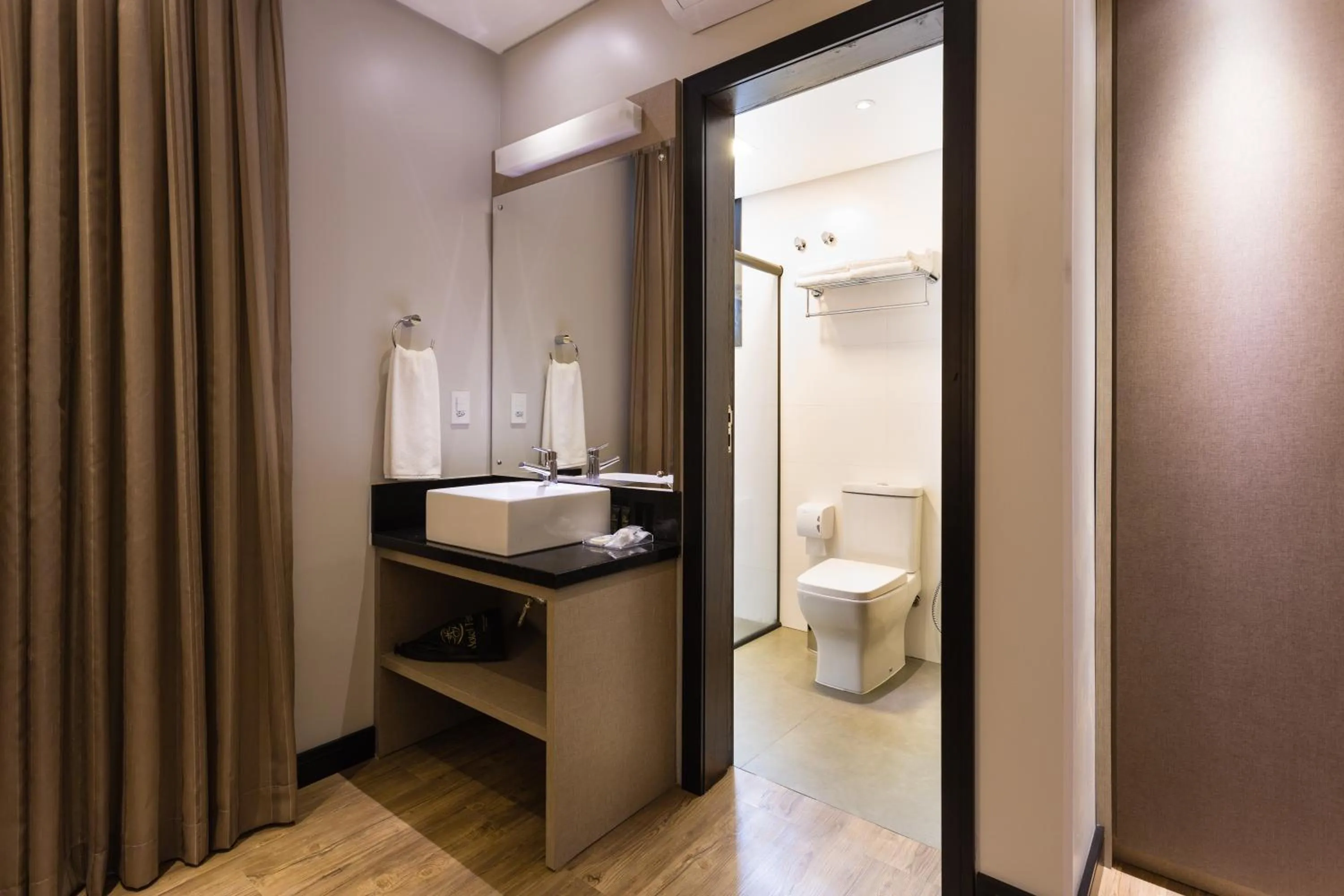 Bathroom in Faial Prime Suítes