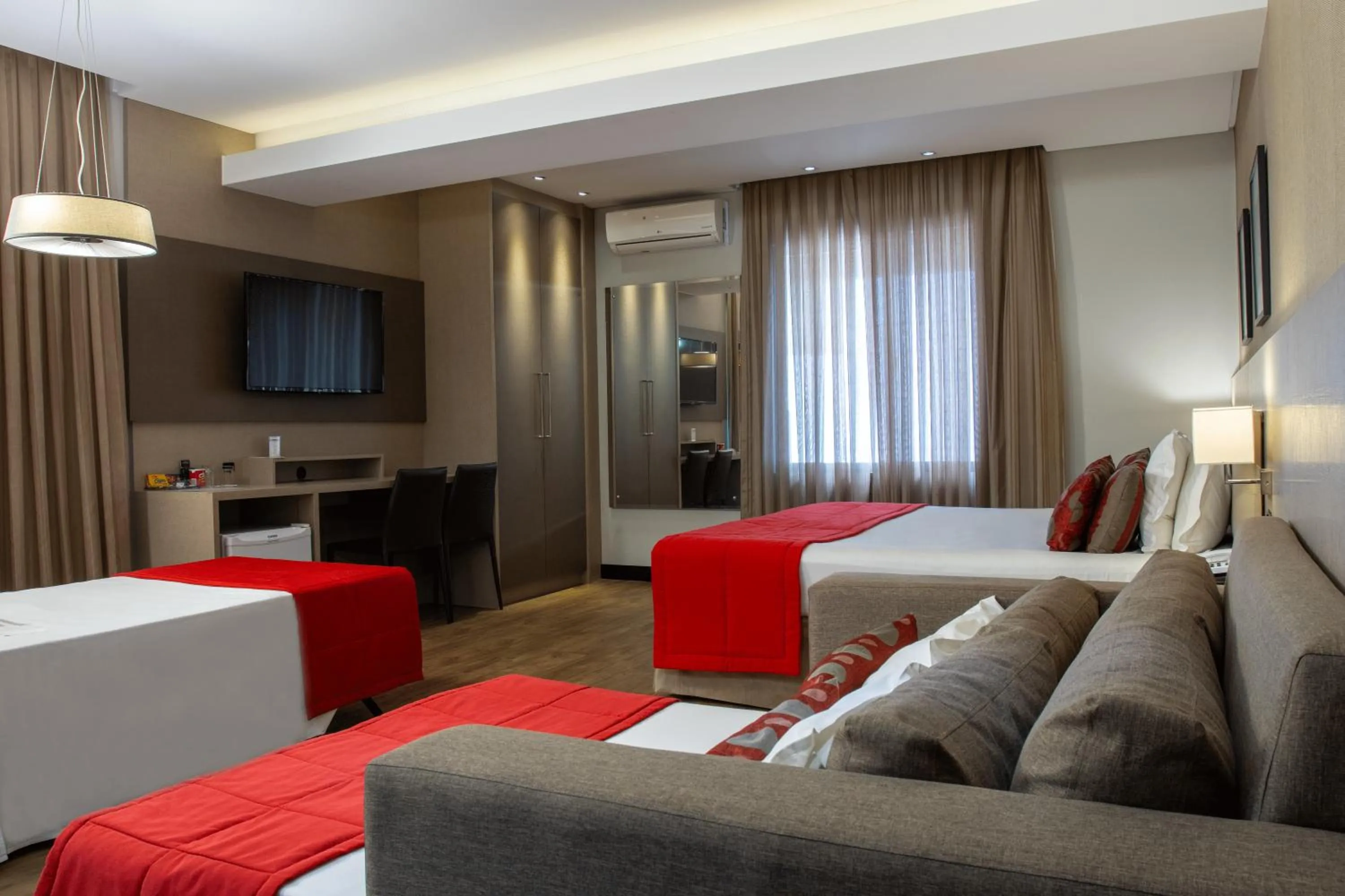 Photo of the whole room, Bed in Faial Prime Suítes