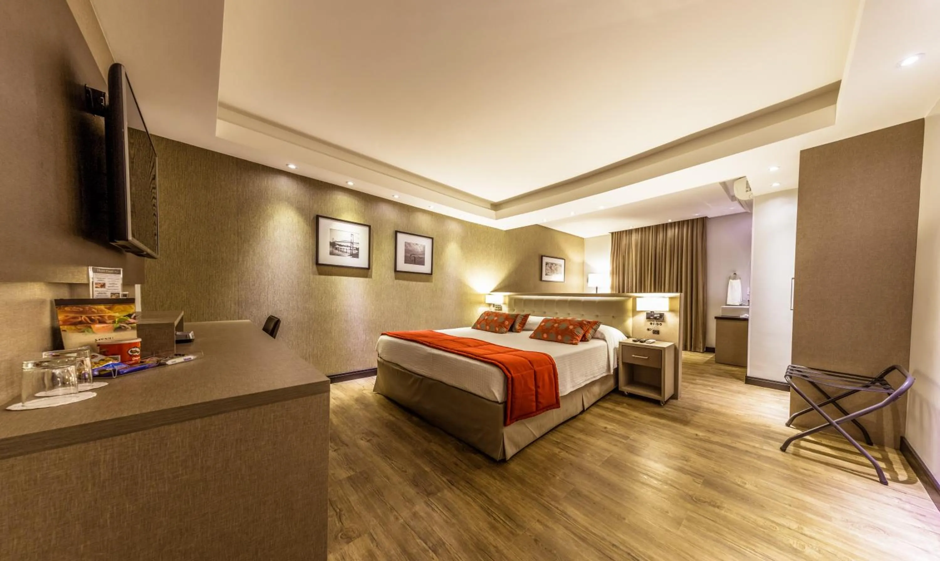 Photo of the whole room, Bed in Faial Prime Suítes