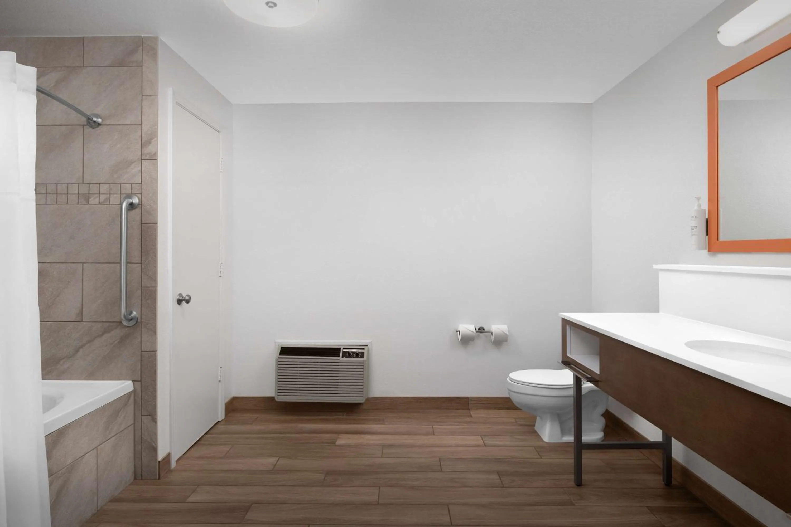 Bathroom in Hampton Inn Russellville