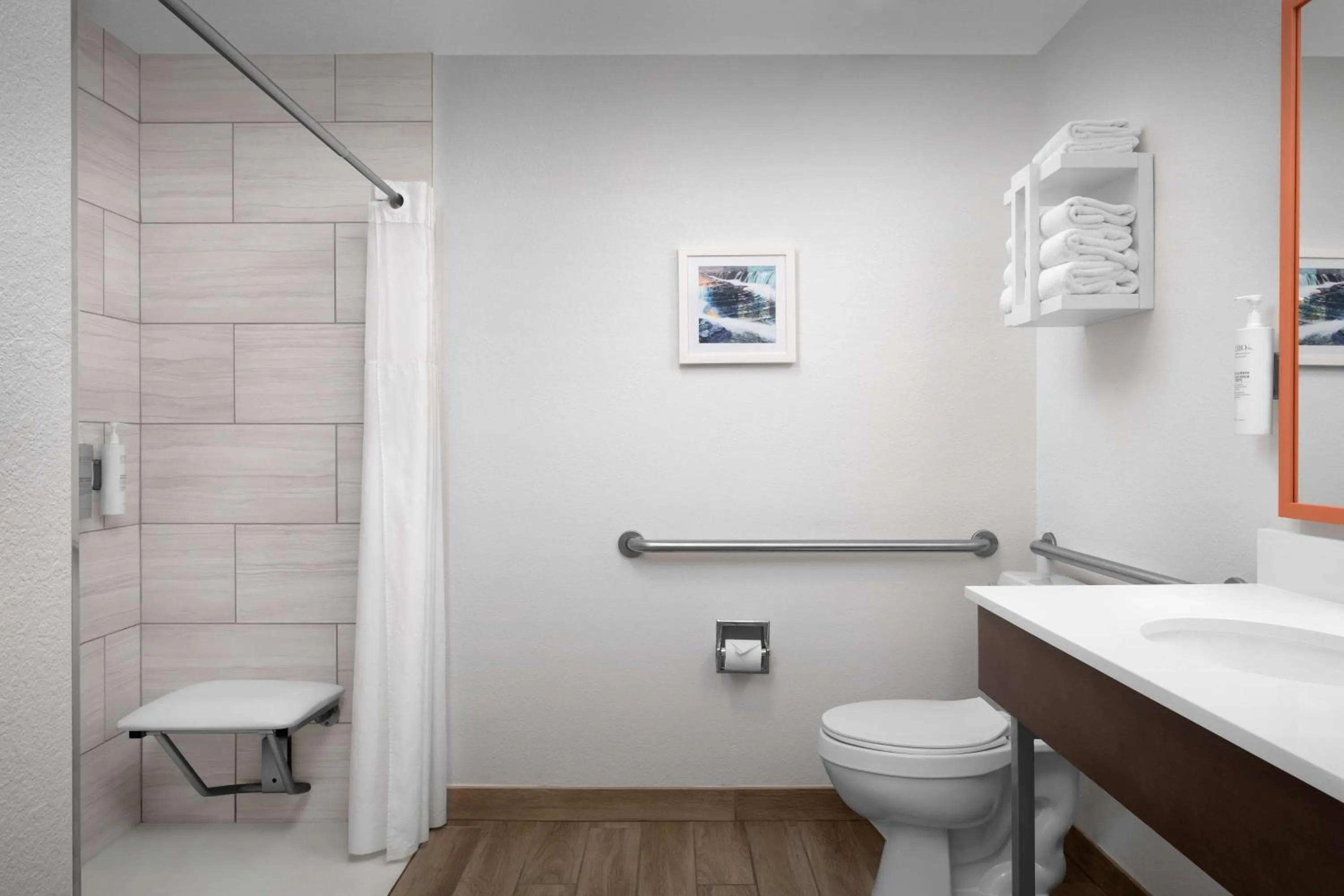 Bathroom in Hampton Inn Russellville