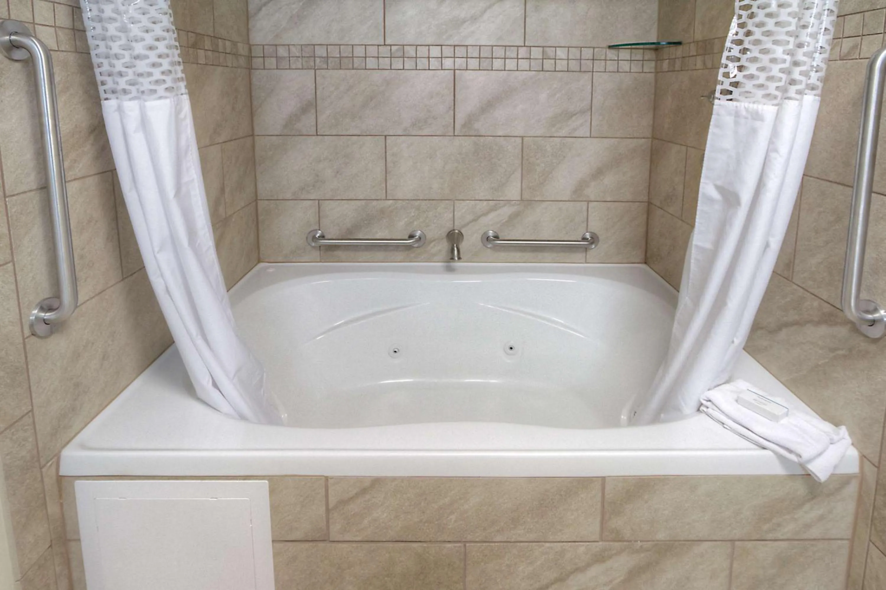 Bathroom in Hampton Inn Russellville