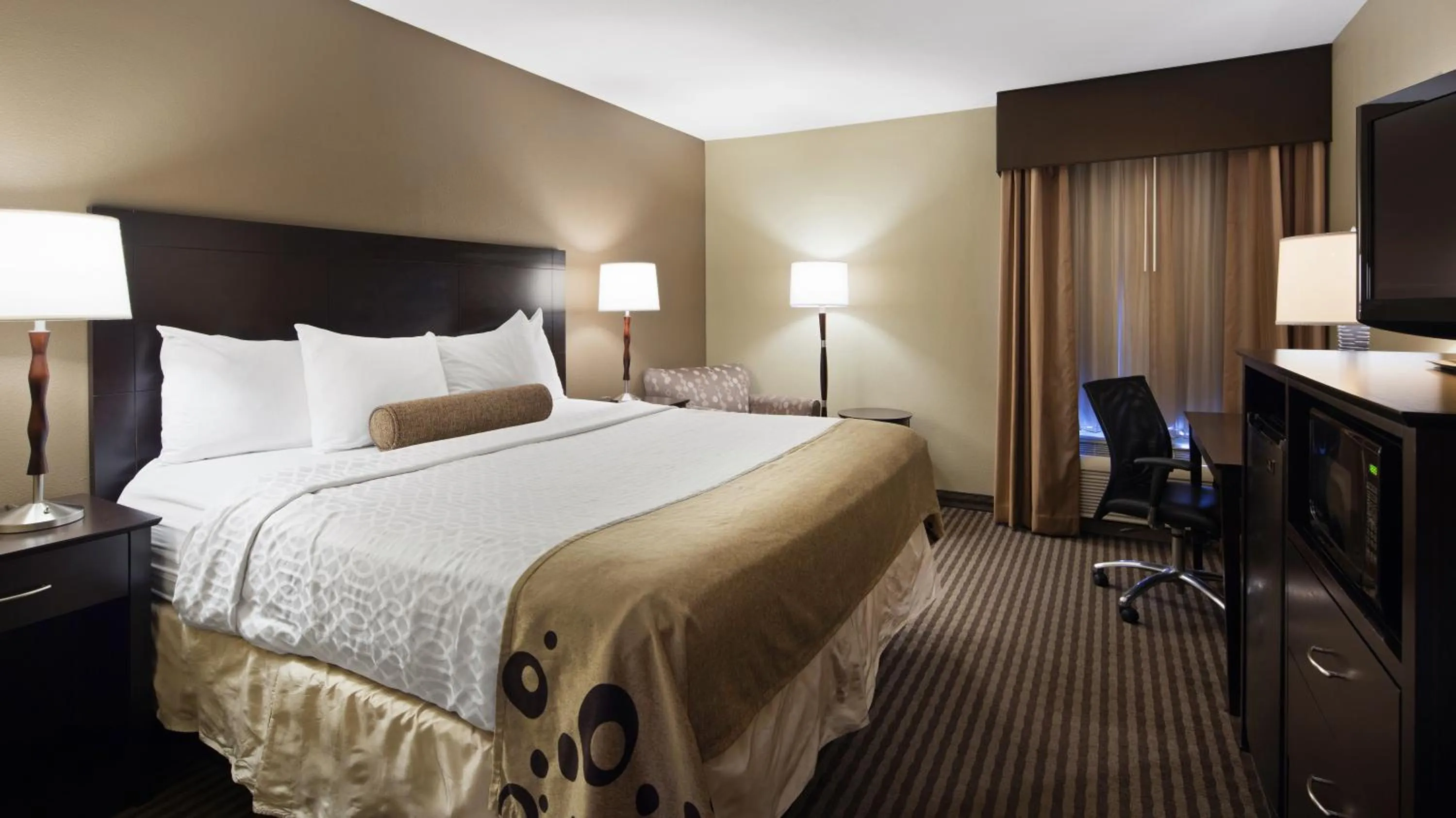 Bed in Best Western Plus Mishawaka Inn