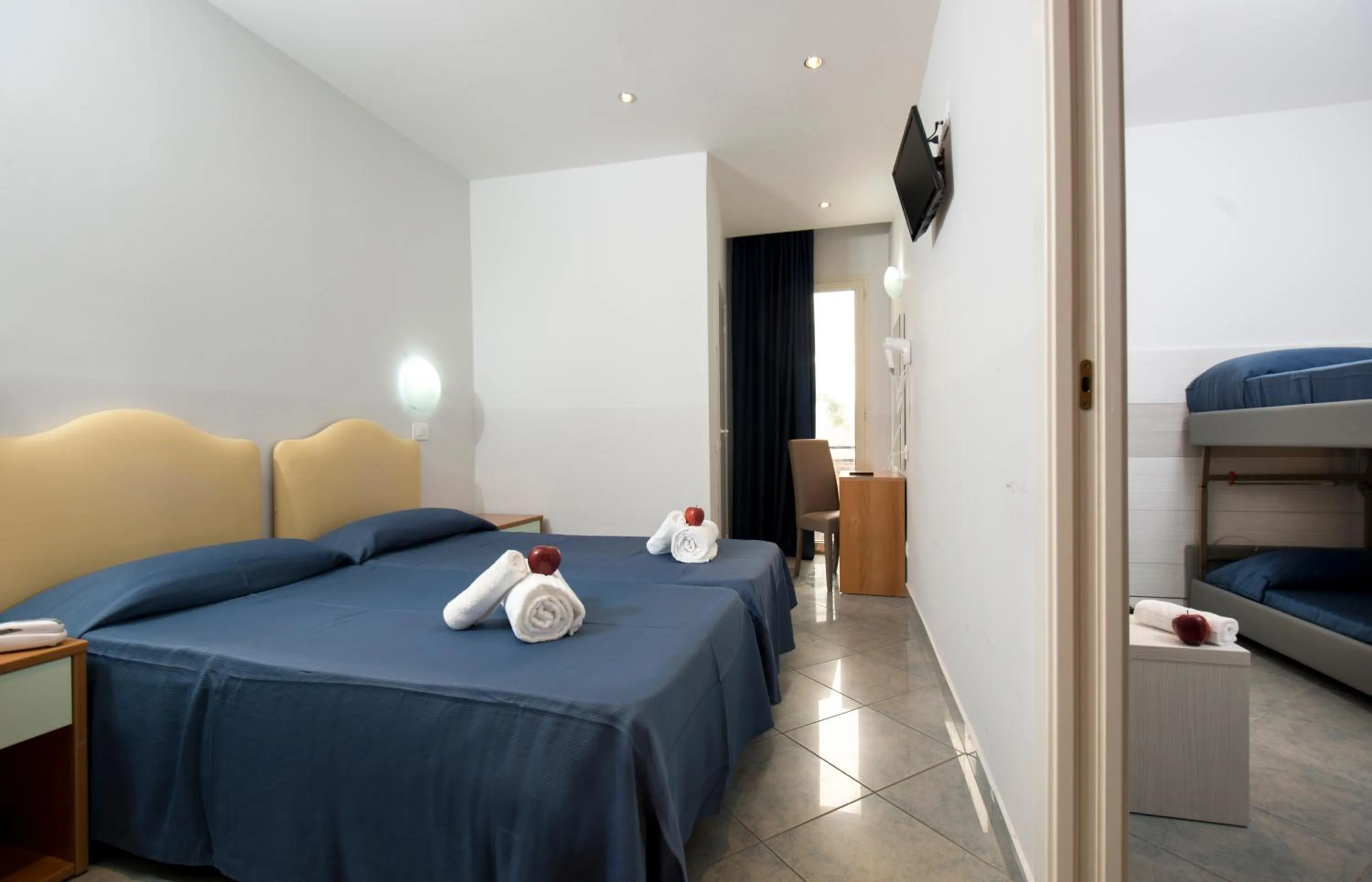 Photo of the whole room, Bed in Hotel Scarlet