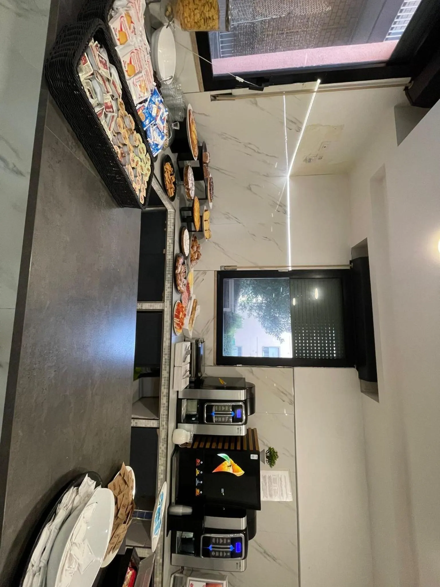 Restaurant/places to eat in Hotel Scarlet