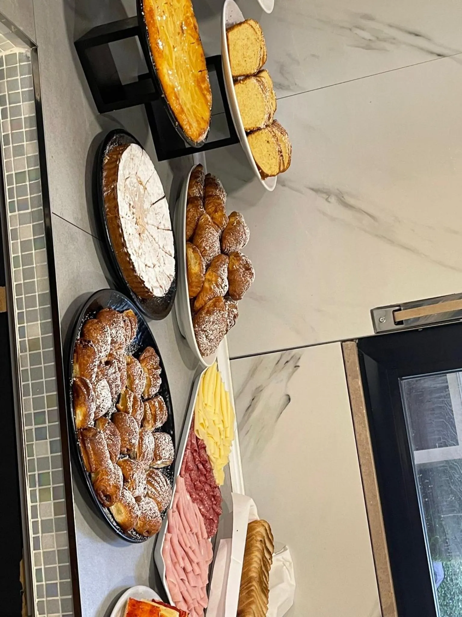 Restaurant/places to eat in Hotel Scarlet