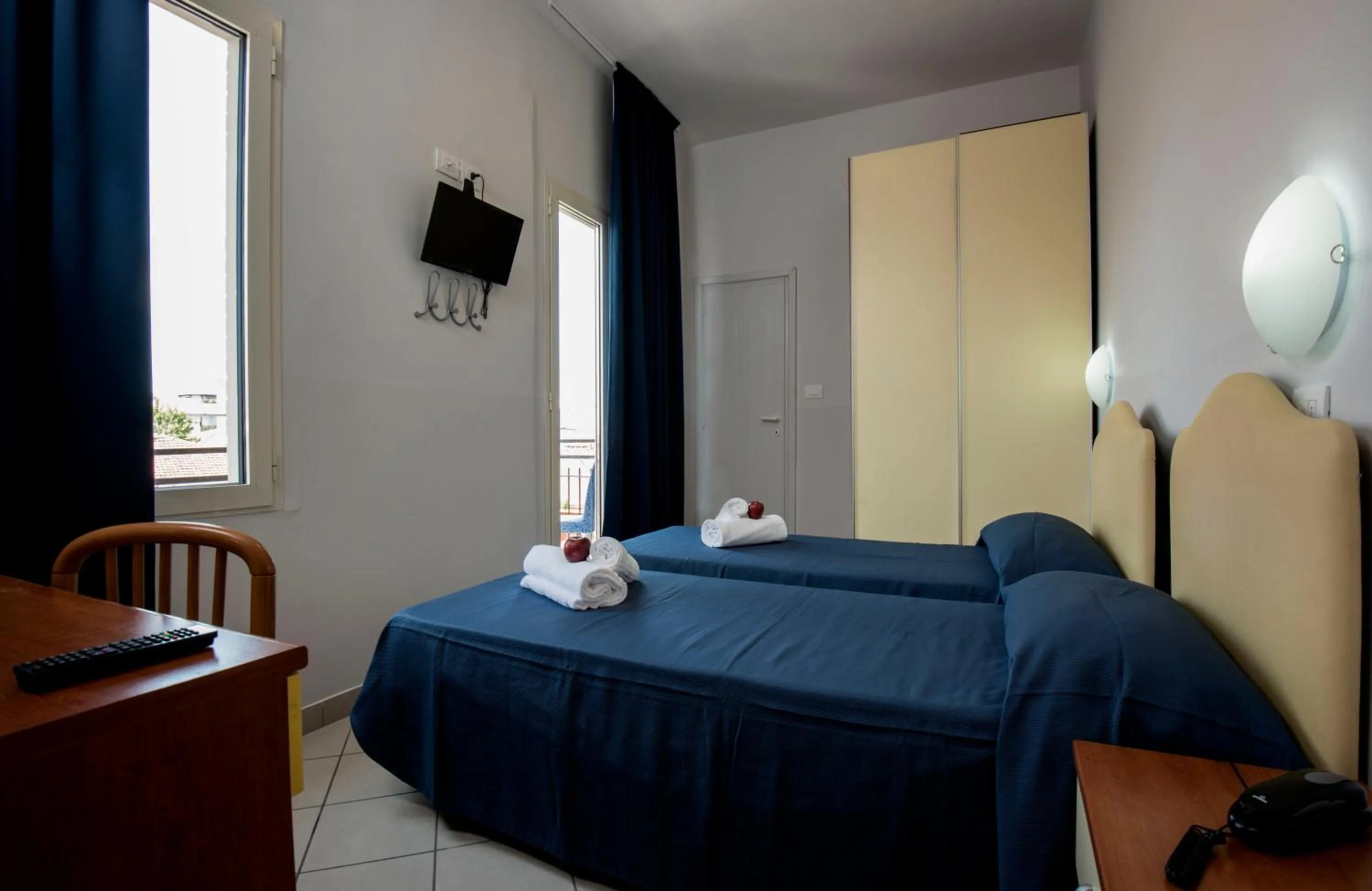 Photo of the whole room, Bed in Hotel Scarlet