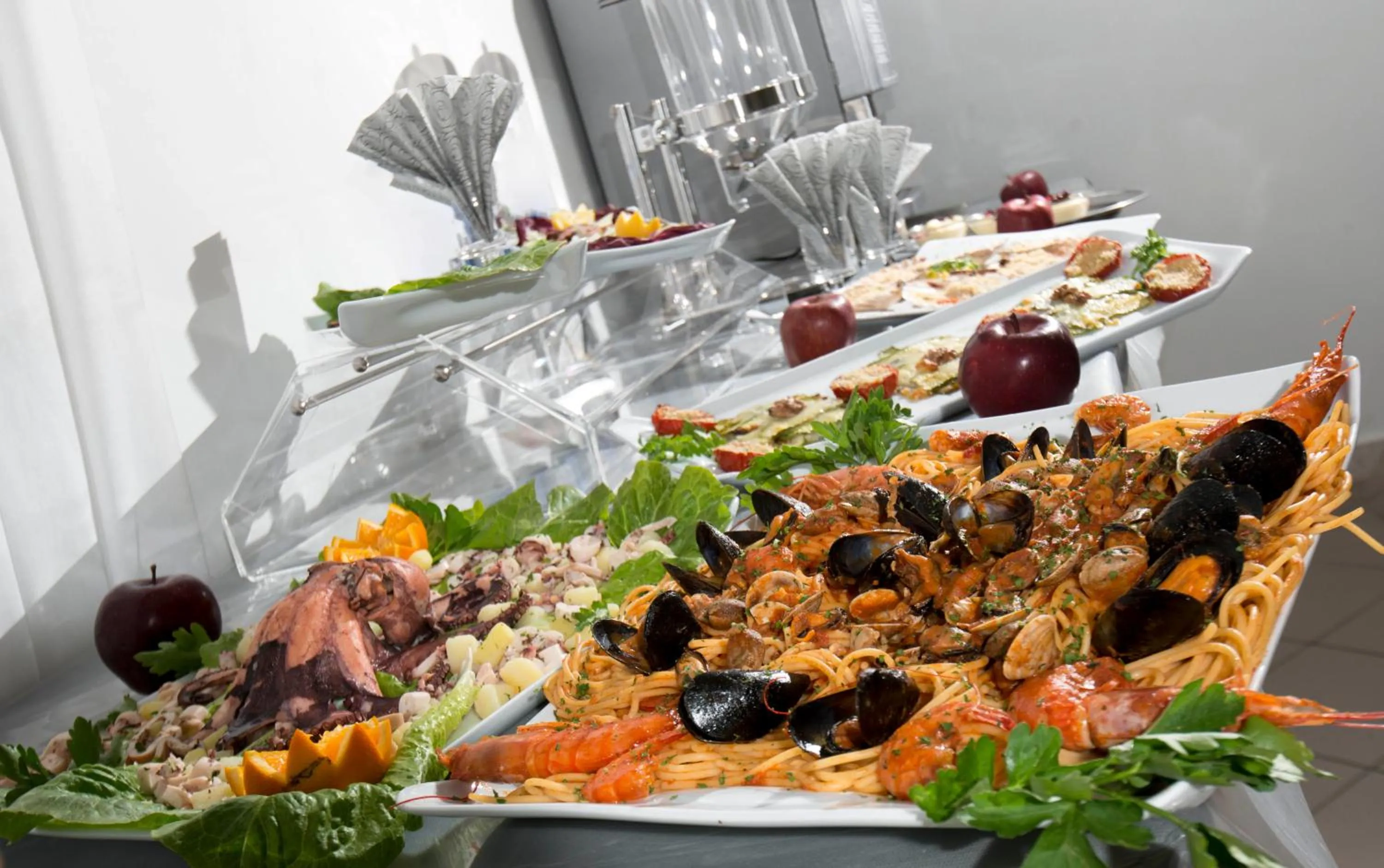 Restaurant/places to eat in Hotel Scarlet