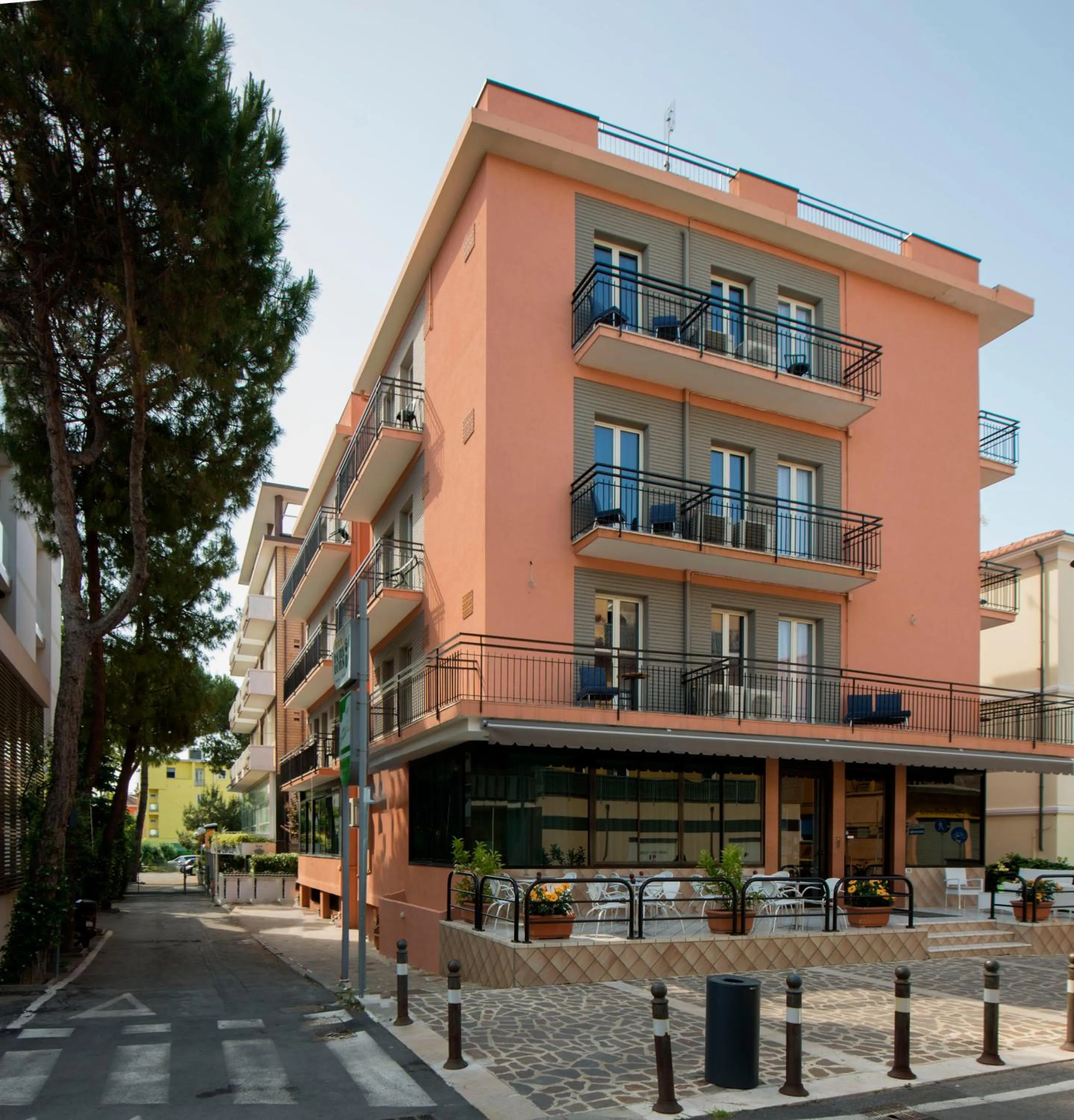 Facade/entrance in Hotel Scarlet