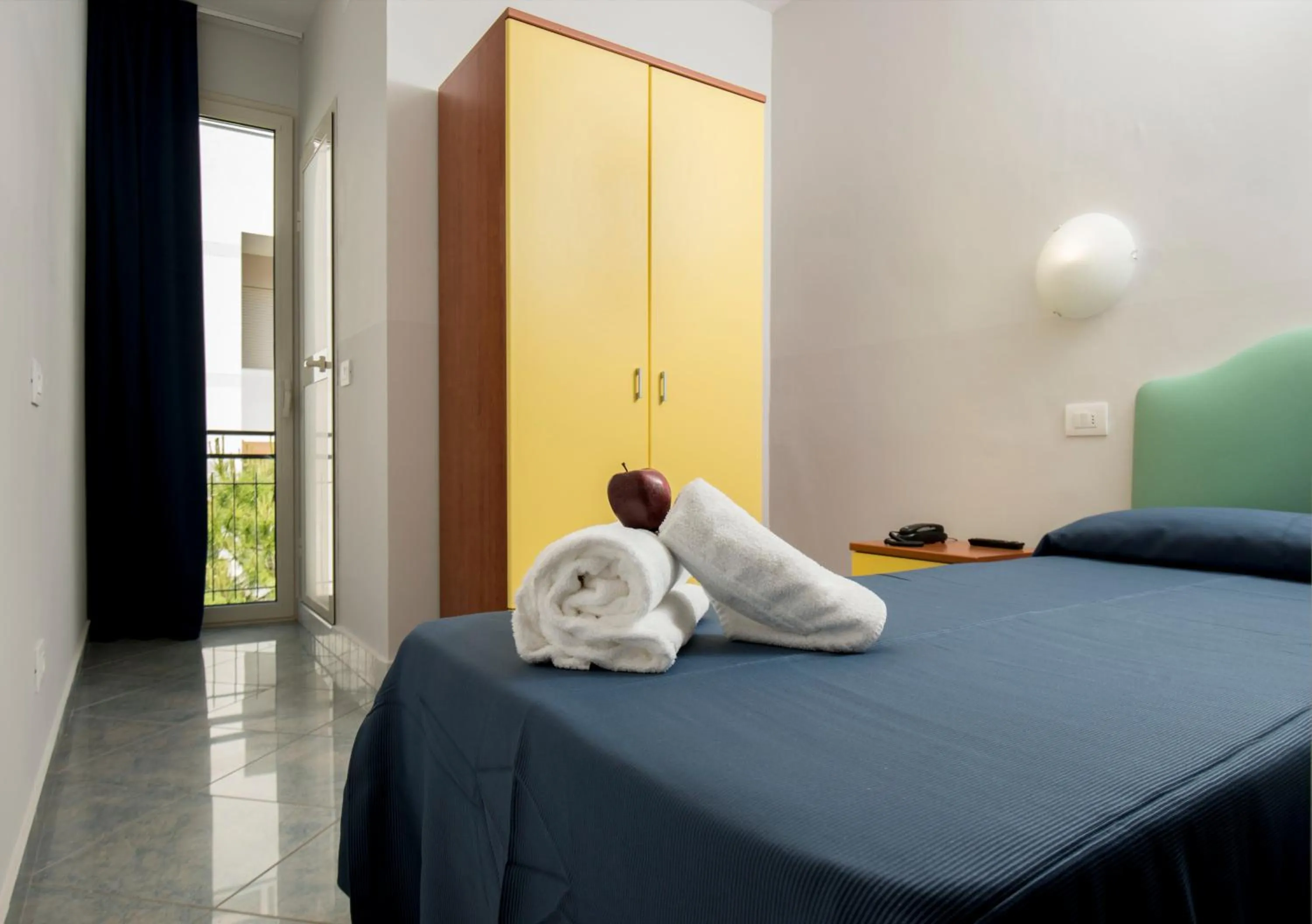 Photo of the whole room, Bed in Hotel Scarlet