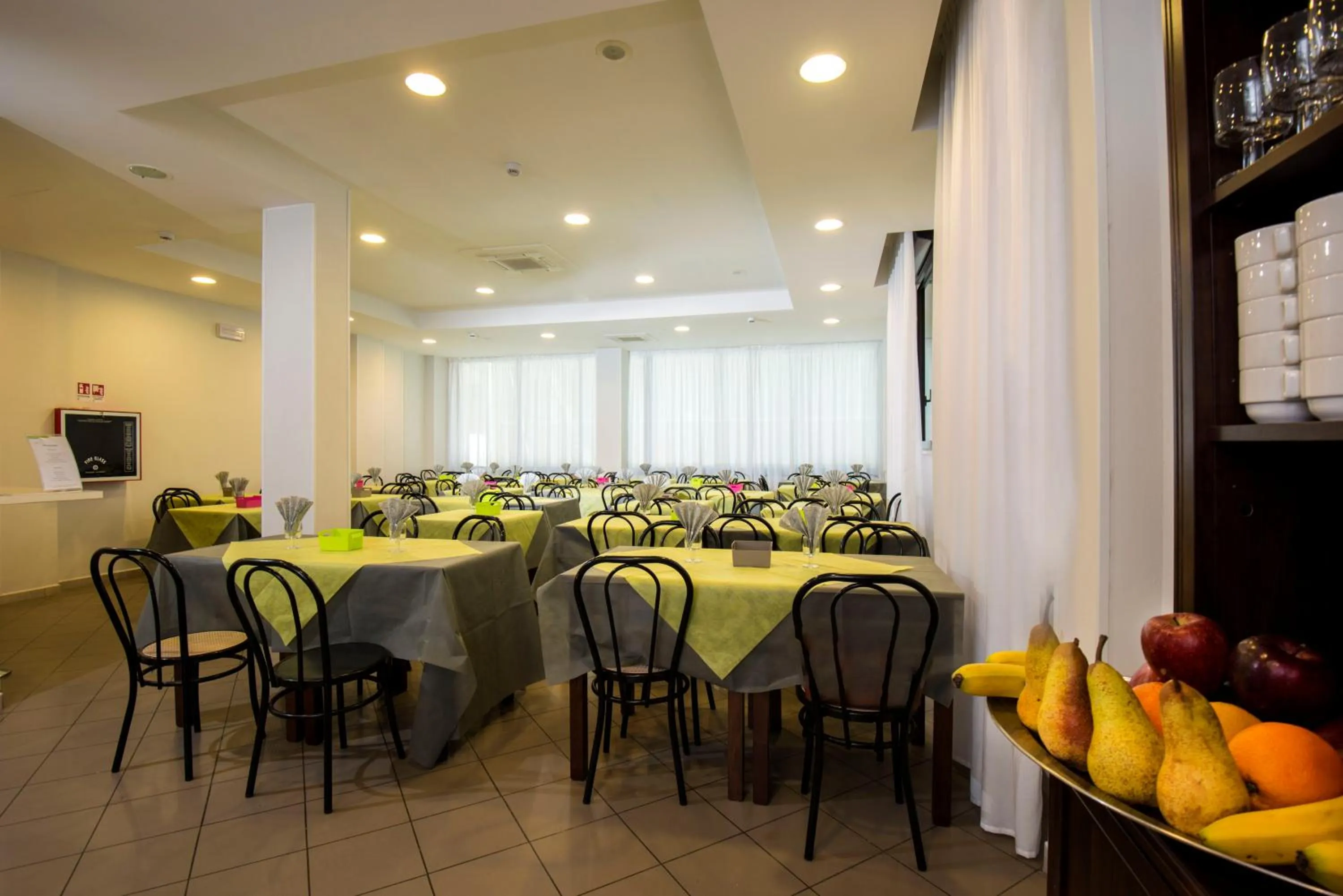 Restaurant/places to eat in Hotel Scarlet