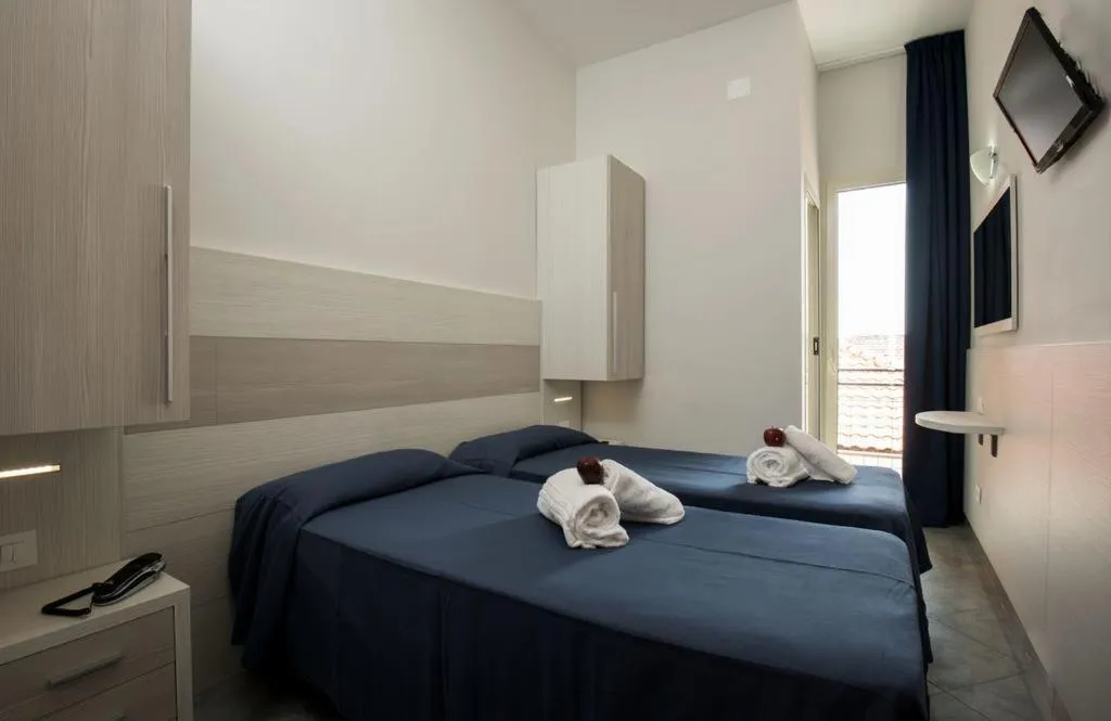 Photo of the whole room, Bed in Hotel Scarlet