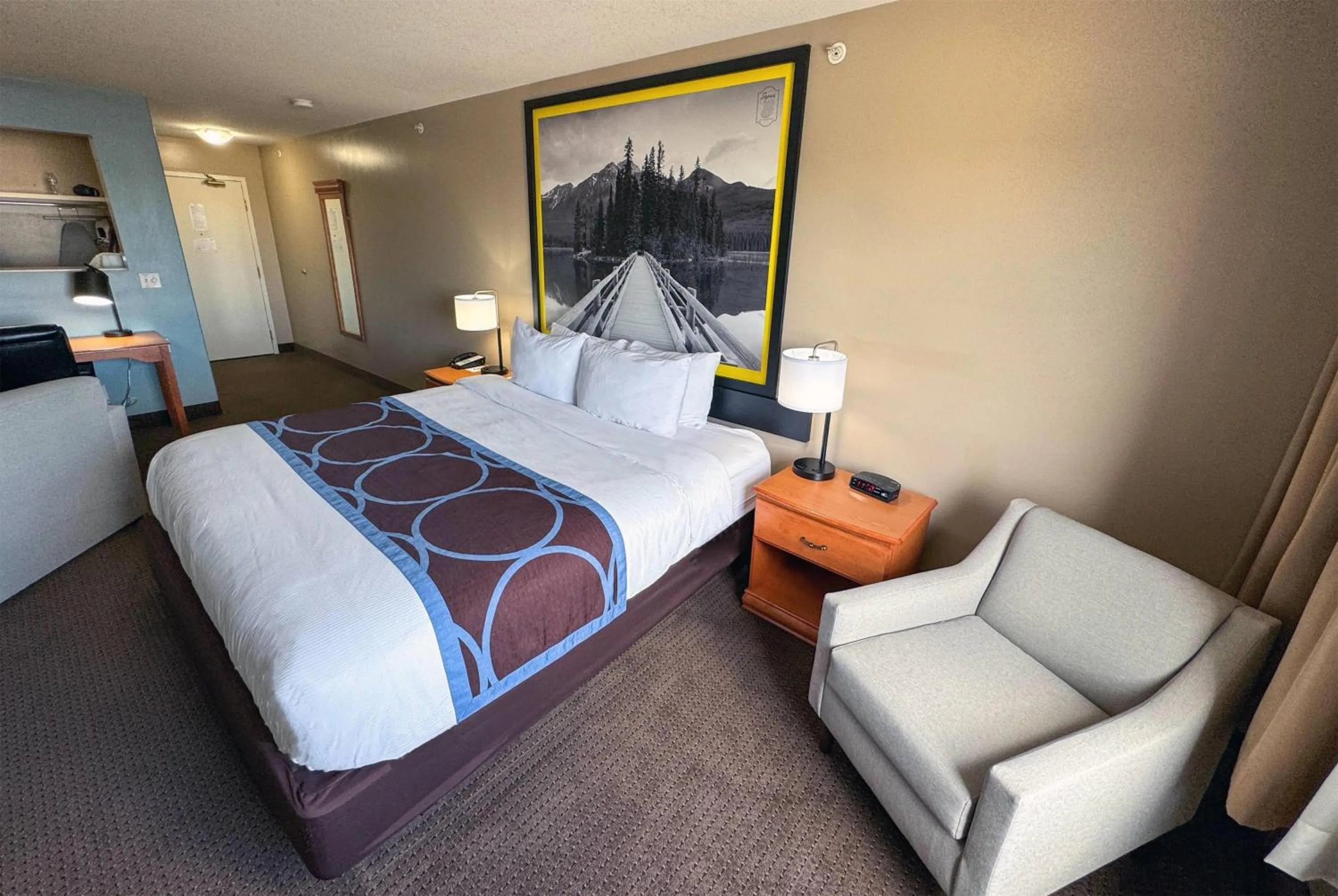 Photo of the whole room, Bed in Super 8 by Wyndham Edmonton South