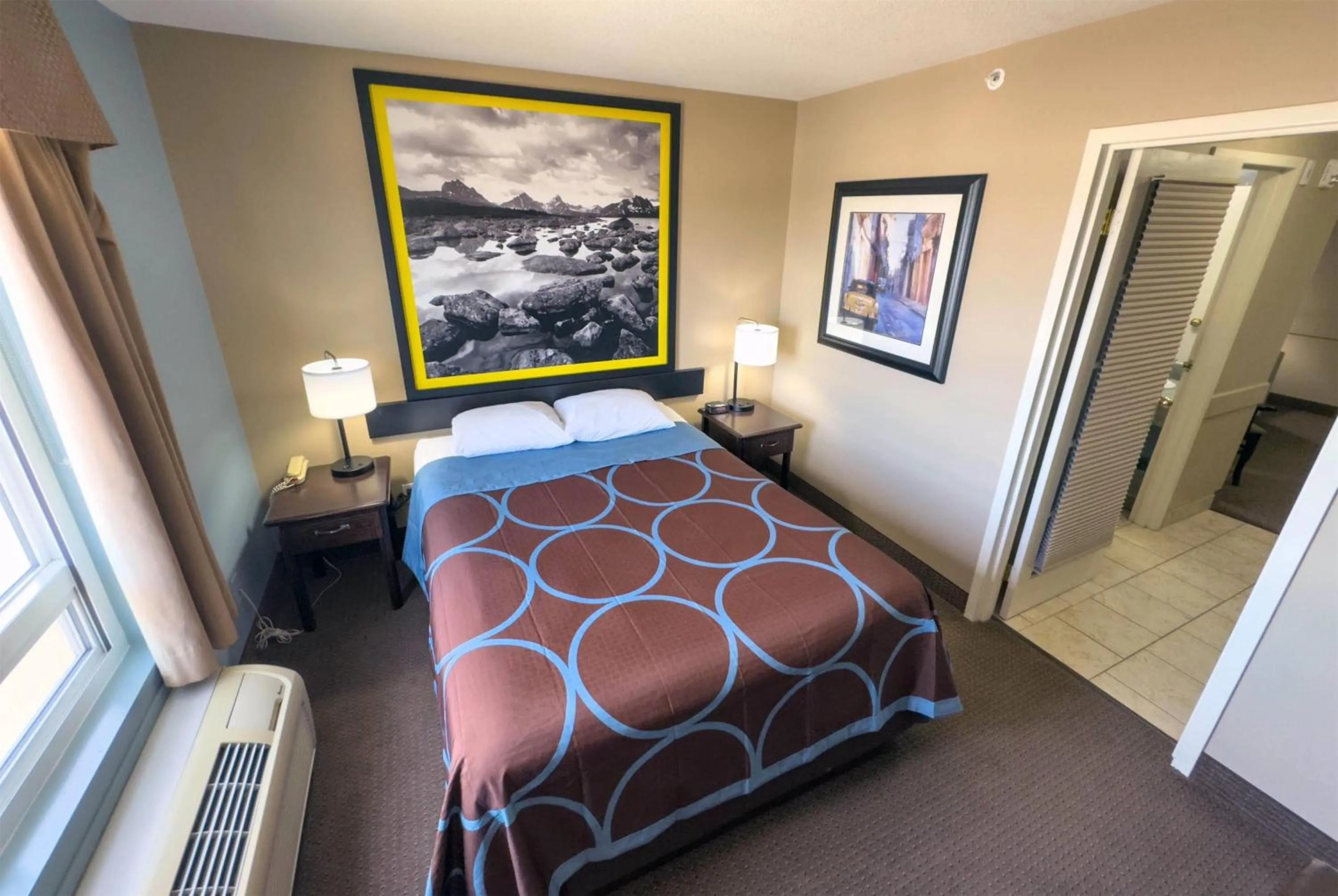 Photo of the whole room, Bed in Super 8 by Wyndham Edmonton South