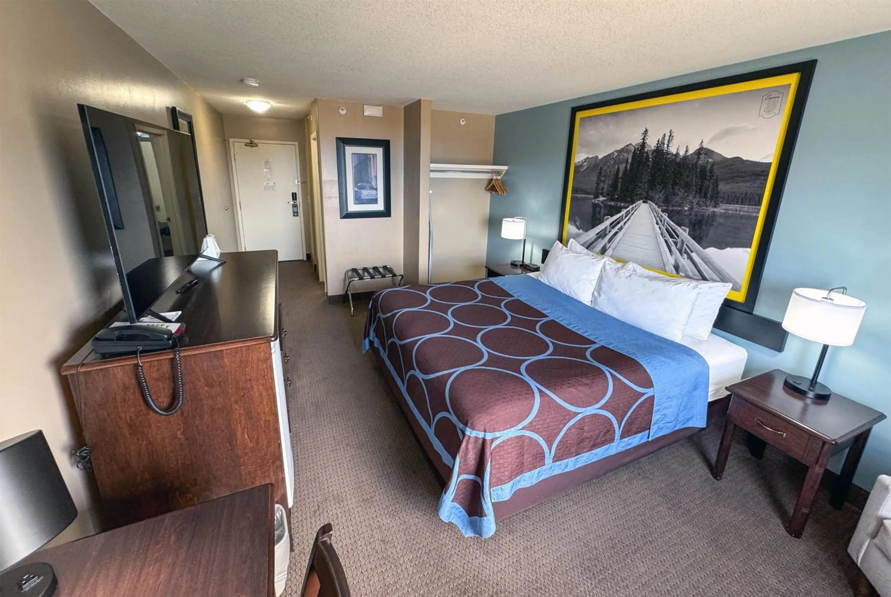 Photo of the whole room, Bed in Super 8 by Wyndham Edmonton South