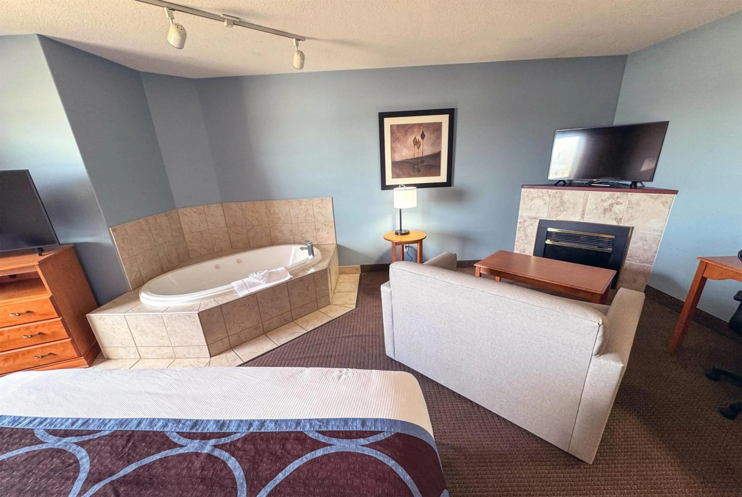 Photo of the whole room, Bed in Super 8 by Wyndham Edmonton South