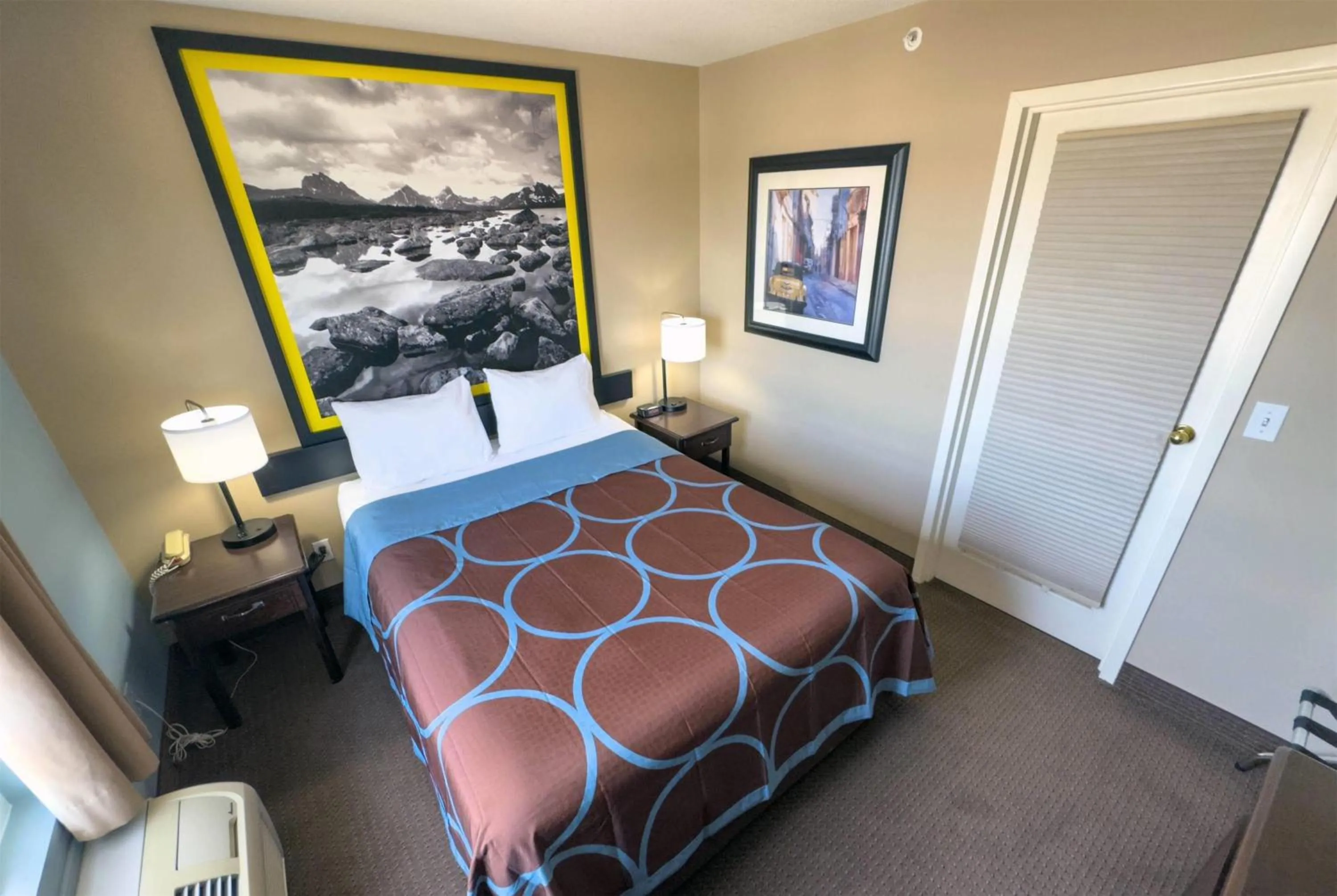 Photo of the whole room, Bed in Super 8 by Wyndham Edmonton South