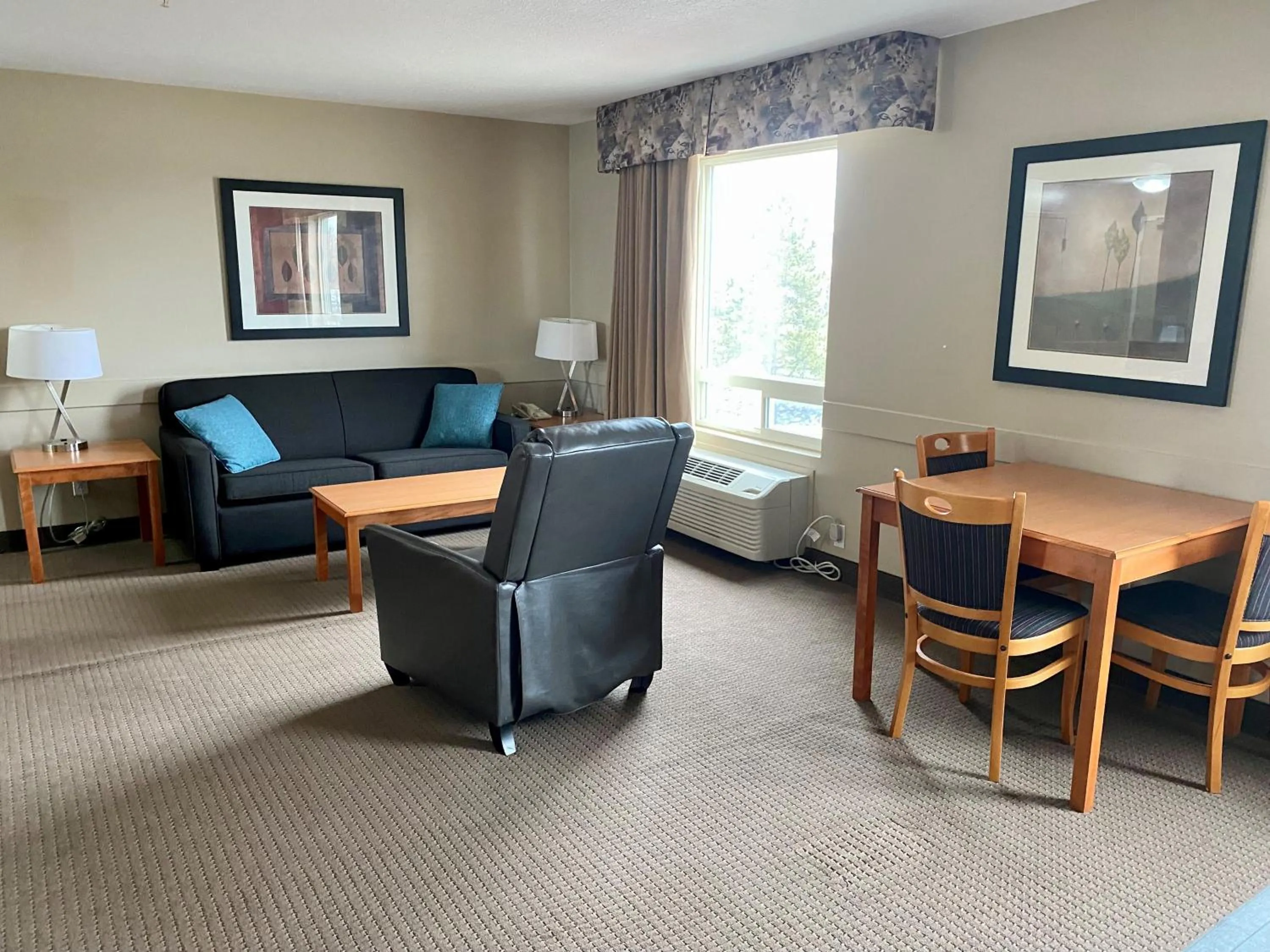 Living room in Super 8 by Wyndham Edmonton South