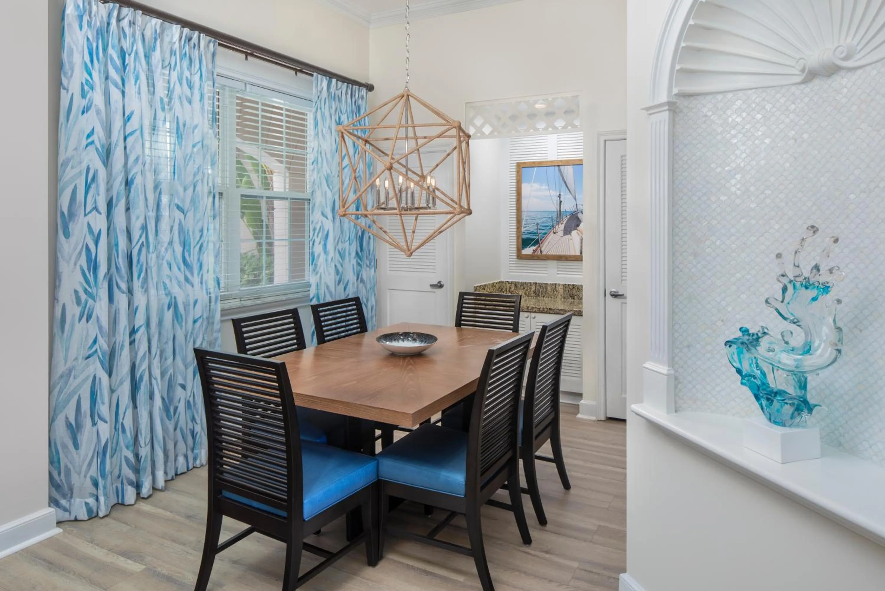 Dining area in Harborside Resort & Vacation Rentals at Atlantis