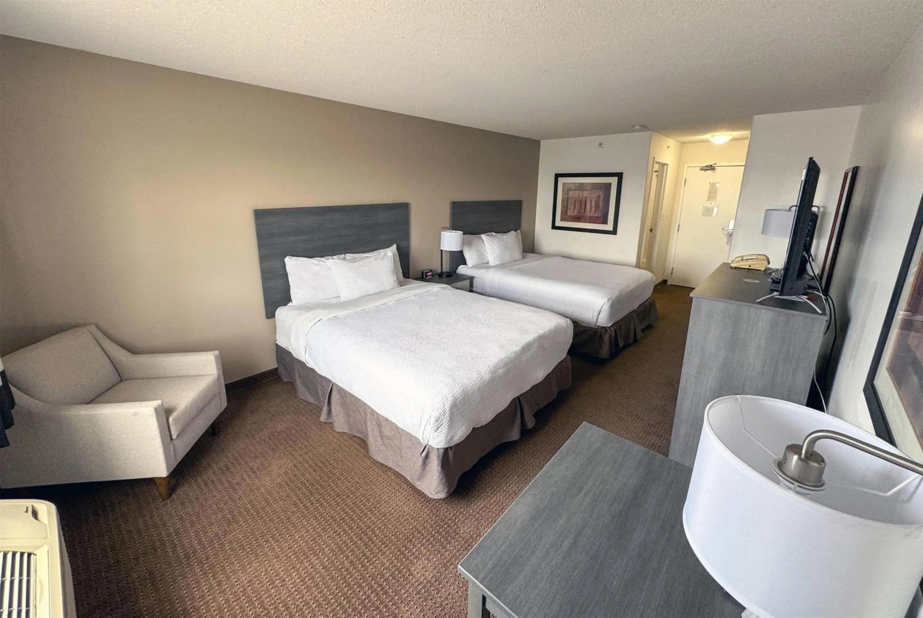 Photo of the whole room, Bed in Ramada by Wyndham Sherwood Park