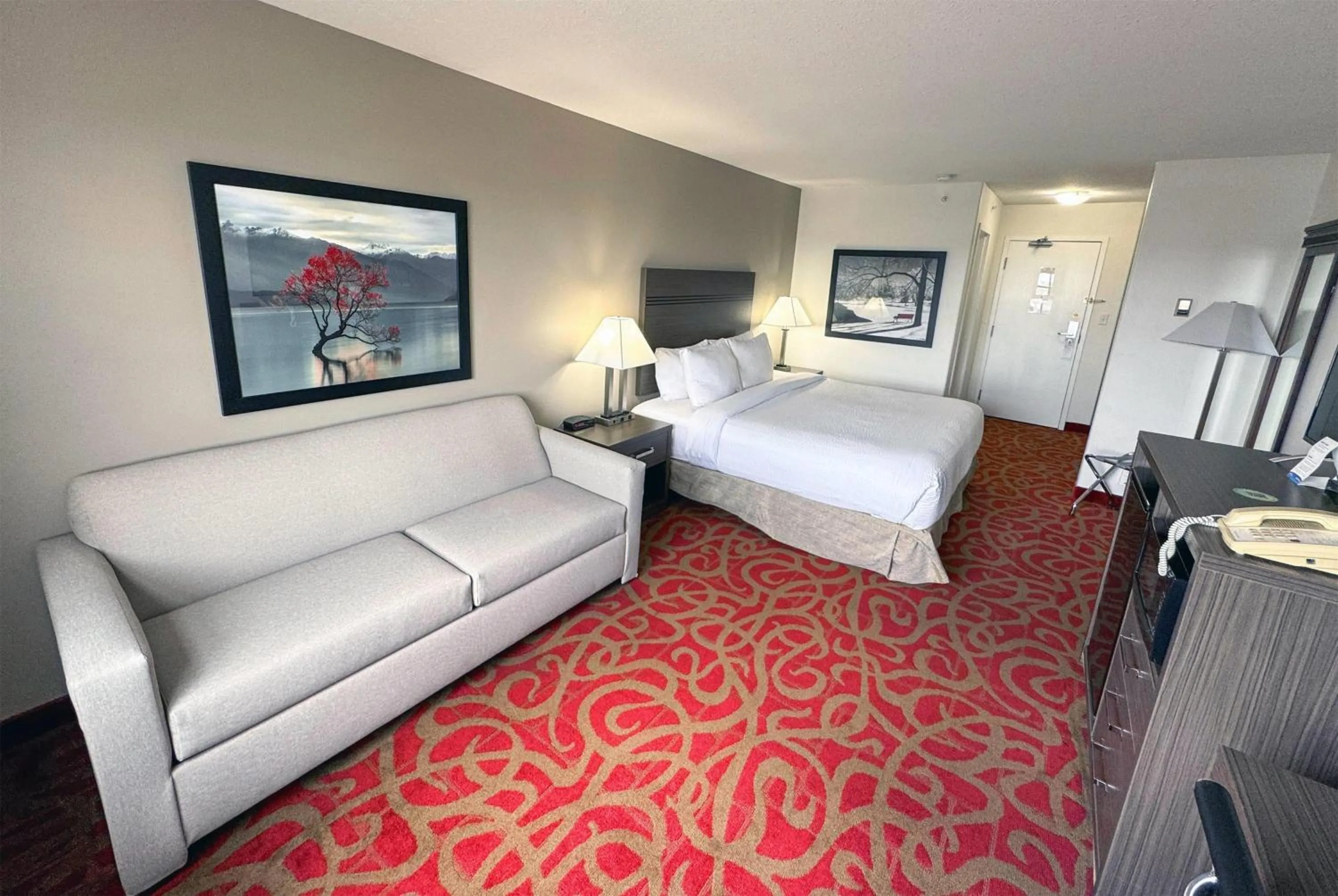 Photo of the whole room, Bed in Ramada by Wyndham Sherwood Park