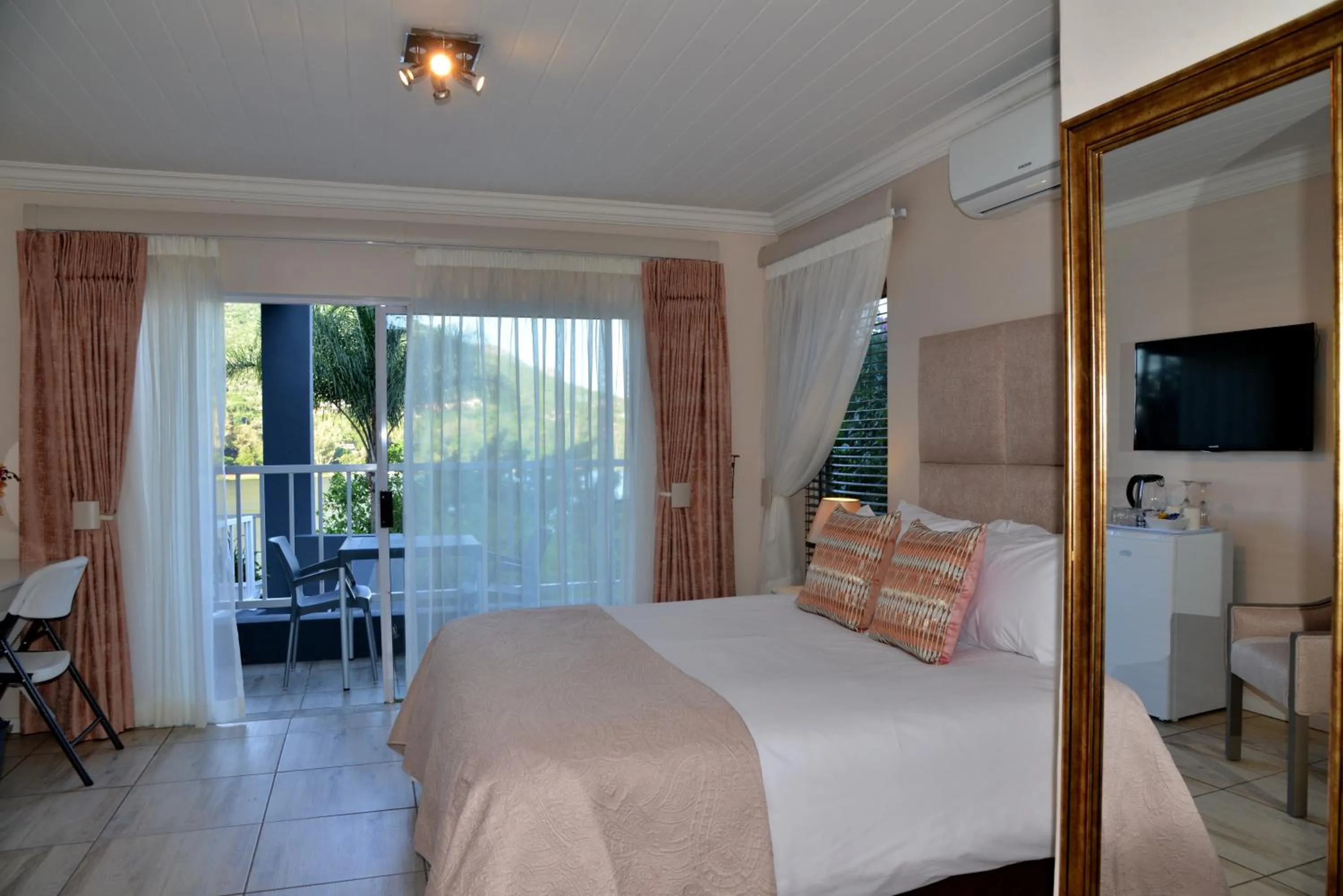 Bedroom, Bed in The Shore House