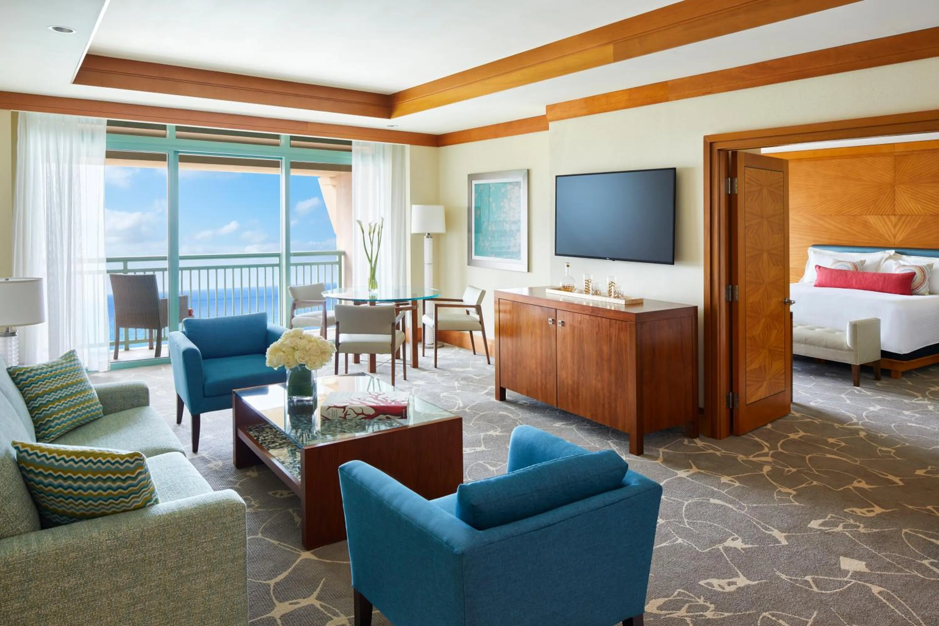 Living room, Bed in The Cove at Atlantis
