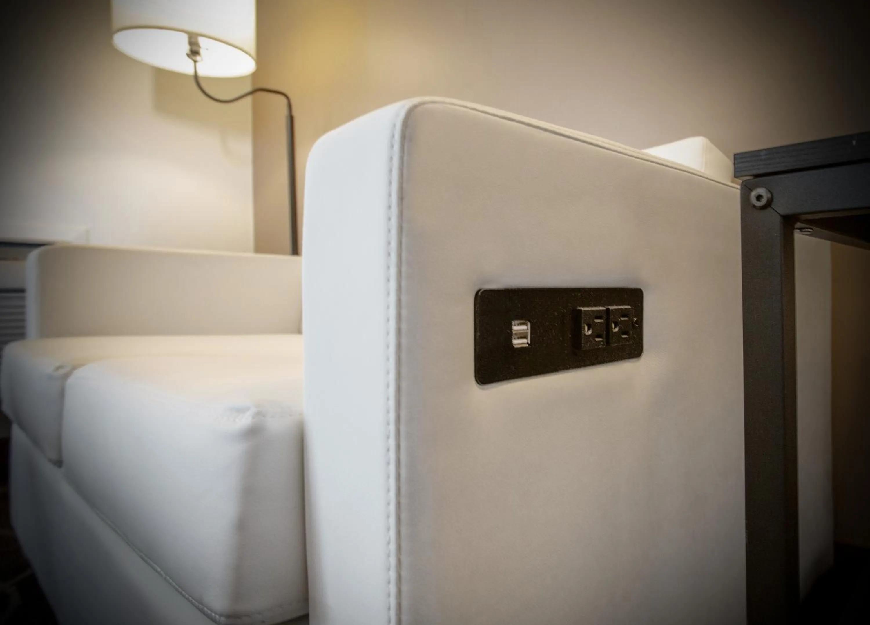 Seating area, Bed in Dreamcatcher Inn of Sedona