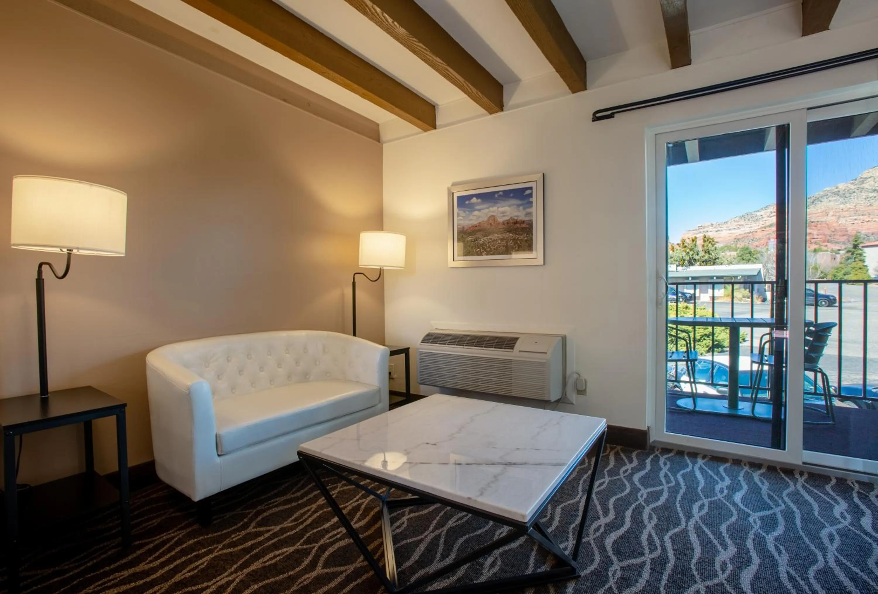 Seating area, Bed in Dreamcatcher Inn of Sedona