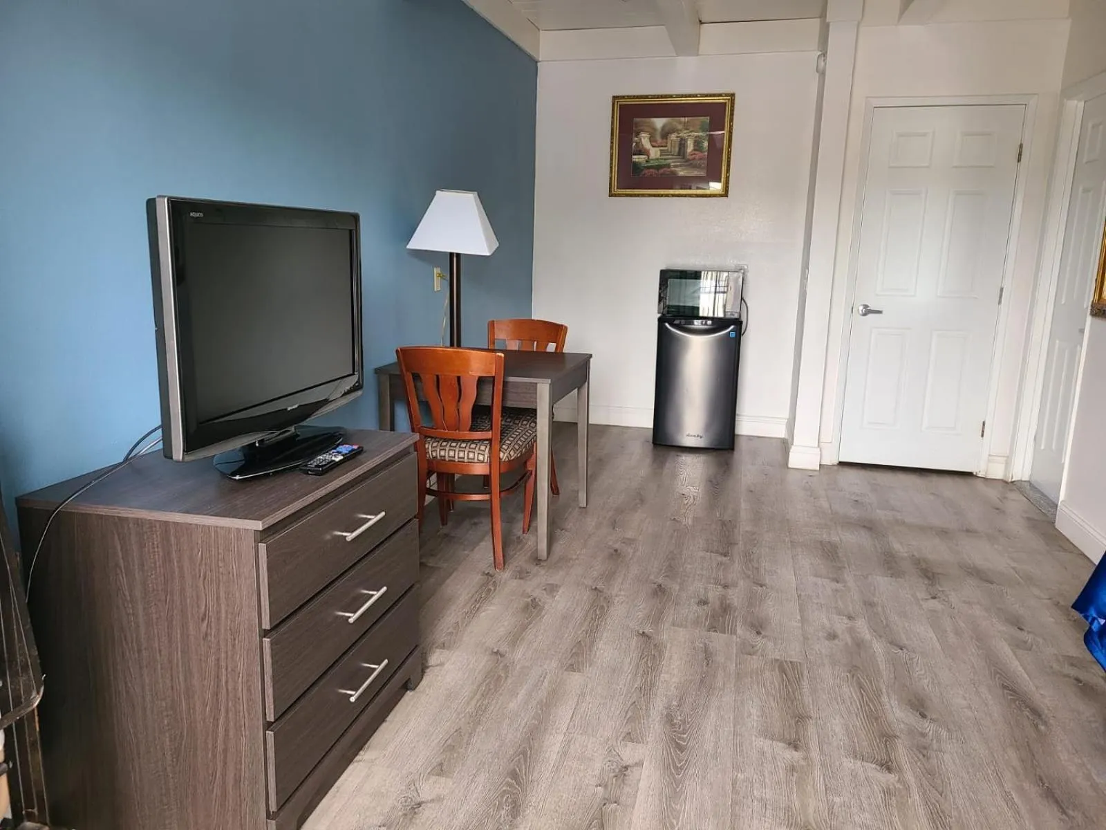 TV and multimedia in All Seasons Lodge