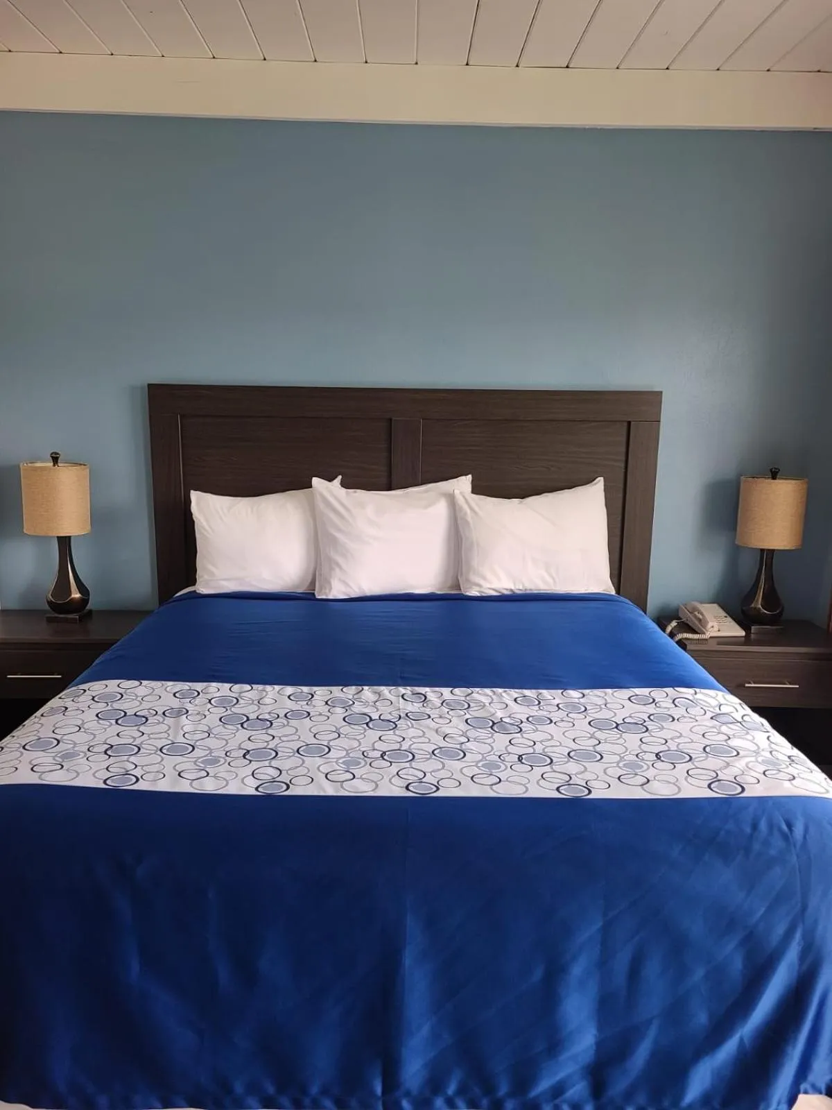 Bedroom, Bed in All Seasons Lodge