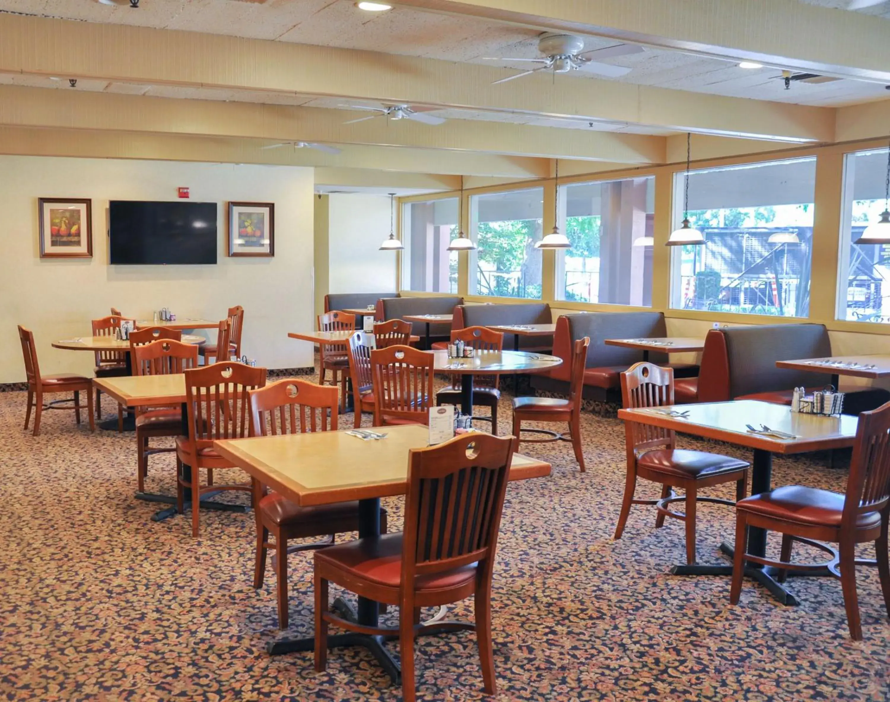 Restaurant/places to eat in Piccadilly Inn Airport Restaurant/places to eat in Piccadilly Inn Airport