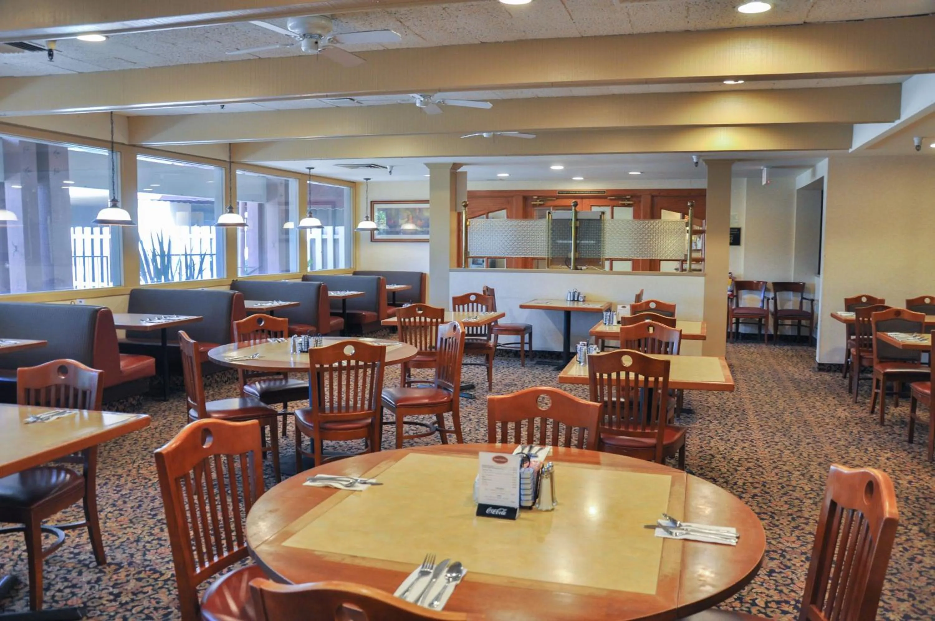Restaurant/places to eat in Piccadilly Inn Airport