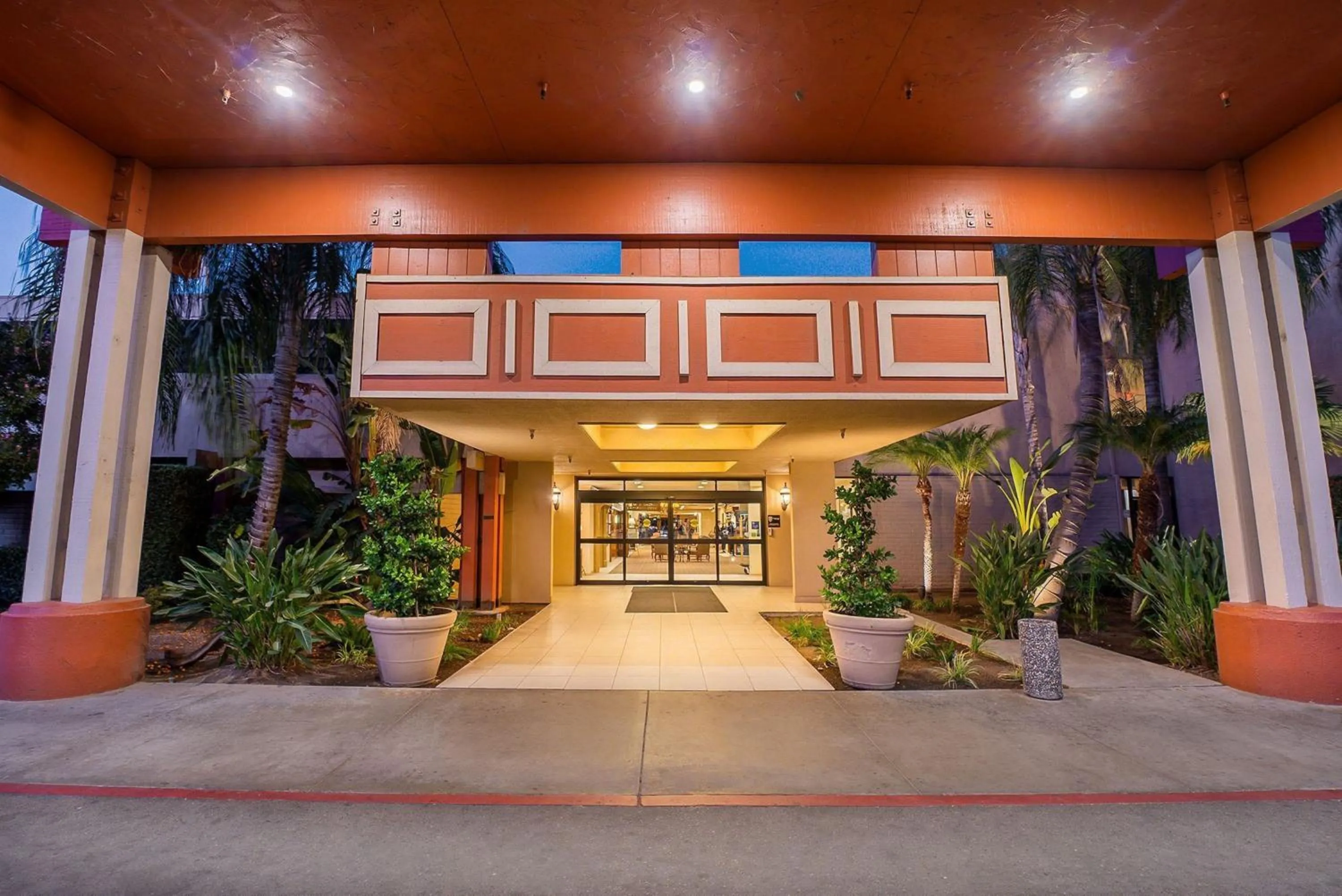Facade/entrance in Piccadilly Inn Airport