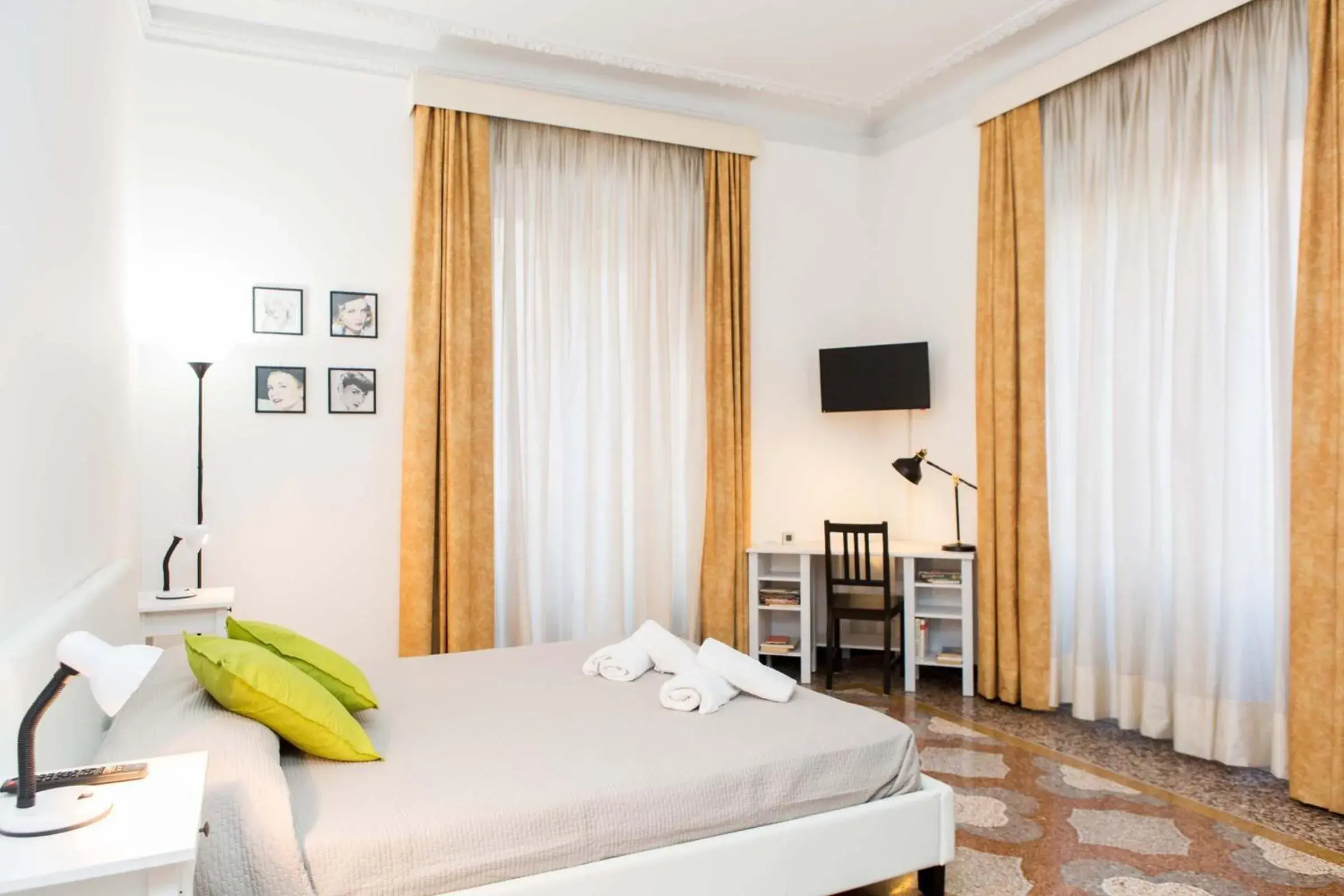 Economy Double Room with Shared Bathroom in Leone X Genova Affittacamere Economy Double Room with Shared Bathroom in Leone X Genova Affittacamere