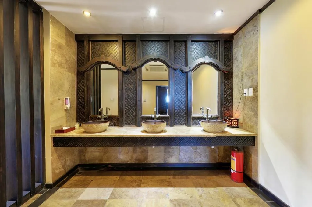 Toilet in Sun Spa Resort & Villa