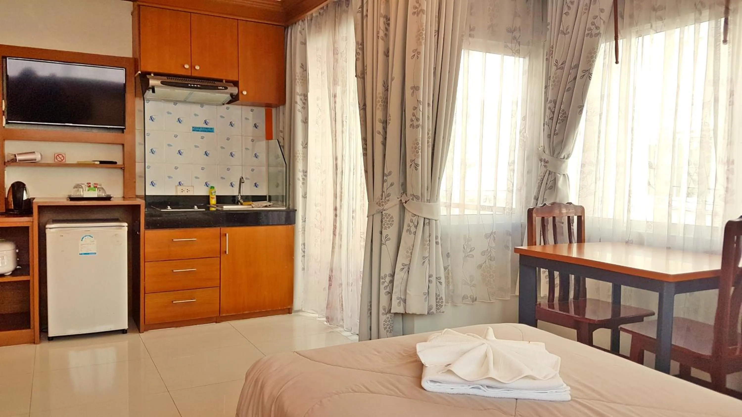 Kitchen or kitchenette, Bed in Green Harbor Hotel & Service Apartment