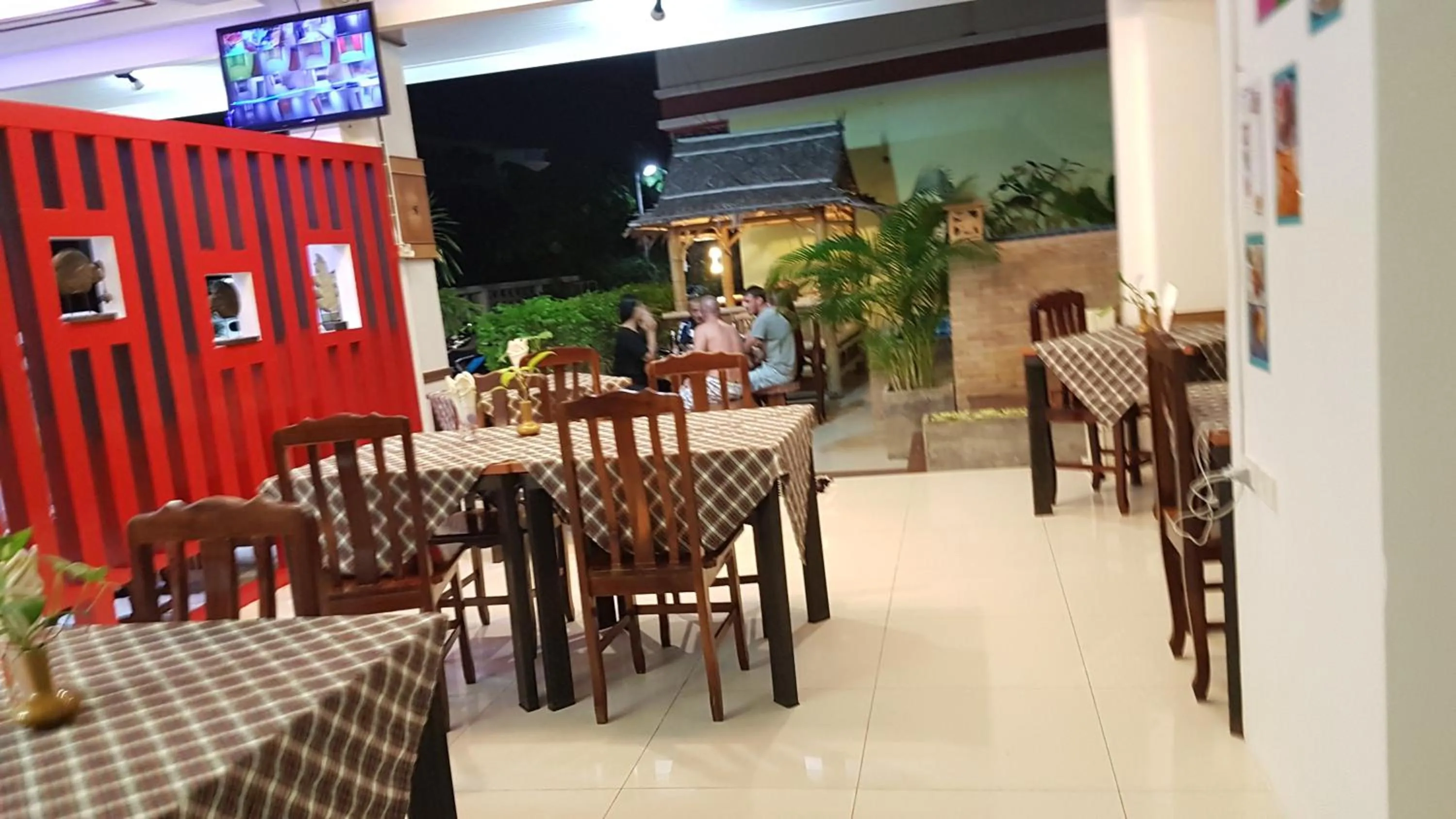 Restaurant/places to eat in Green Harbor Hotel & Service Apartment