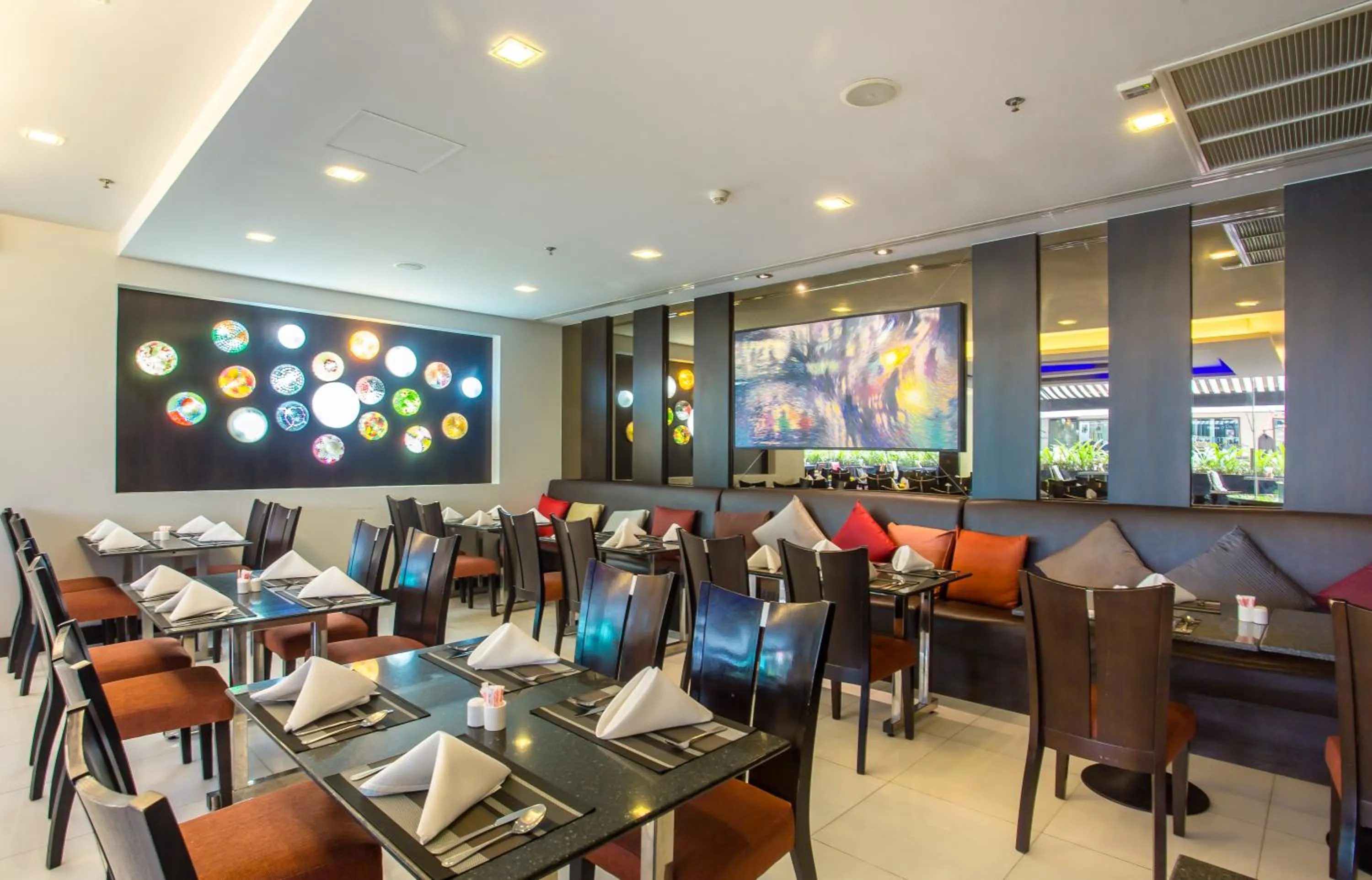 Restaurant/places to eat in Nouvo City Hotel