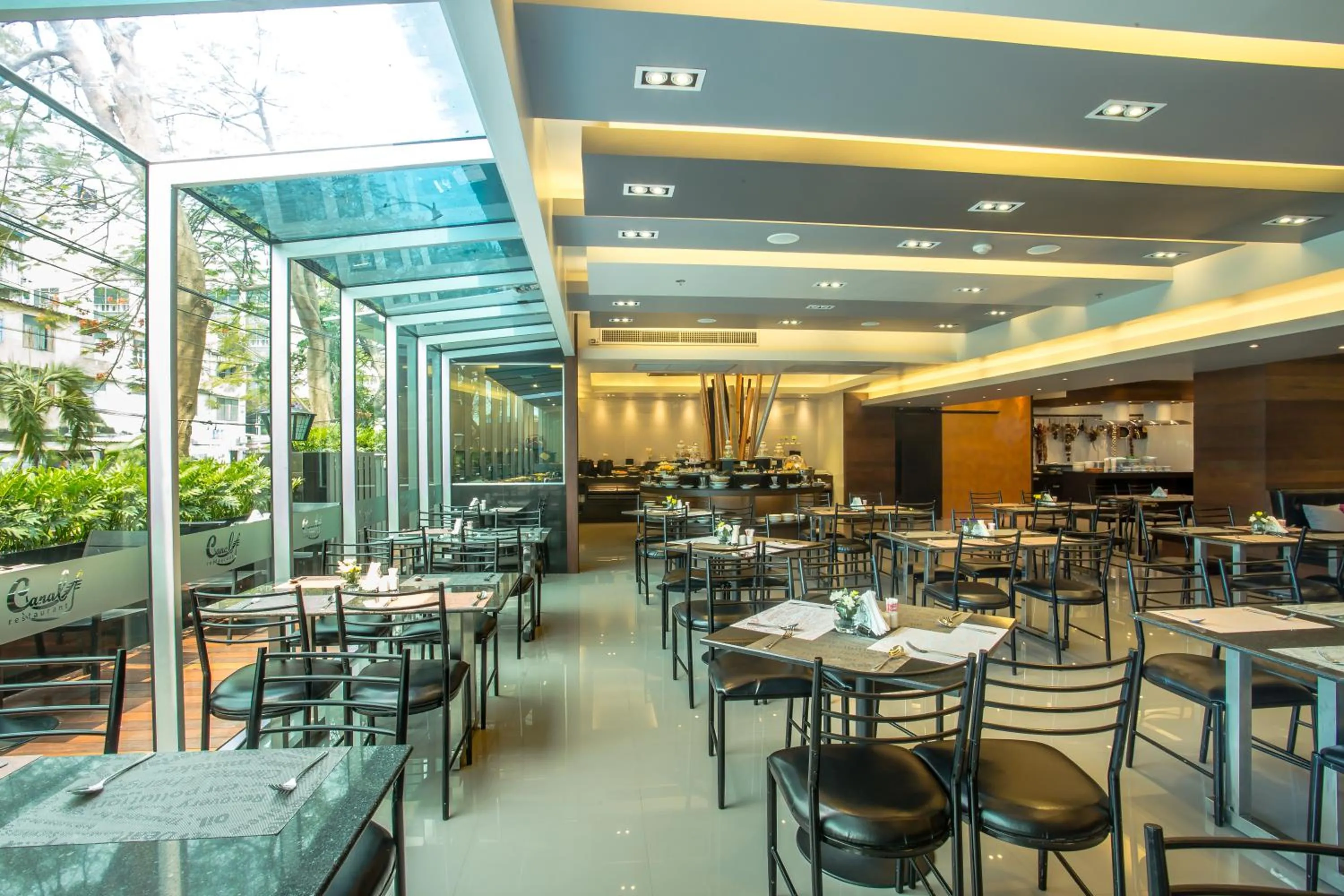 Restaurant/places to eat in Nouvo City Hotel