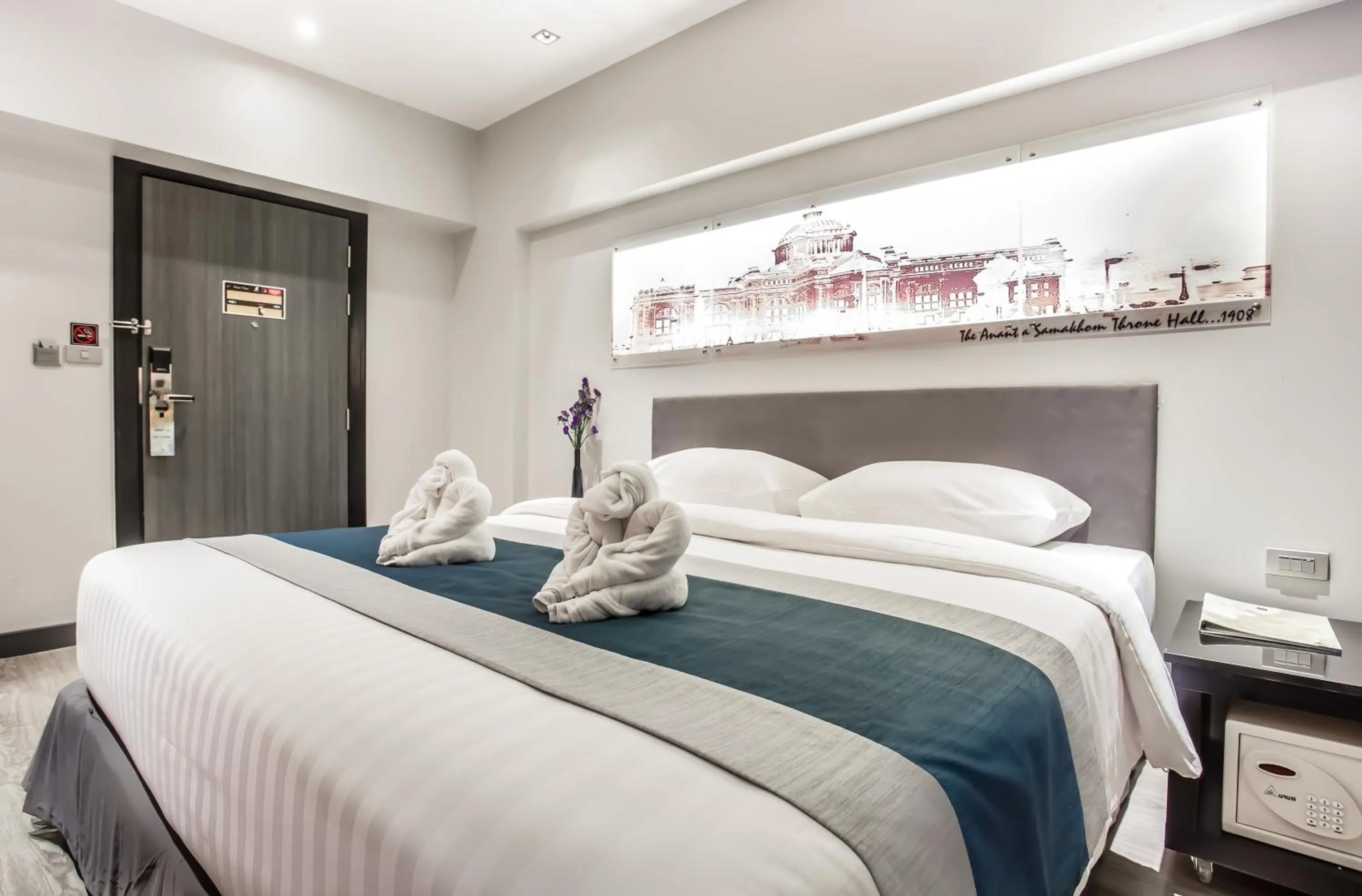 Photo of the whole room, Bed in Nouvo City Hotel