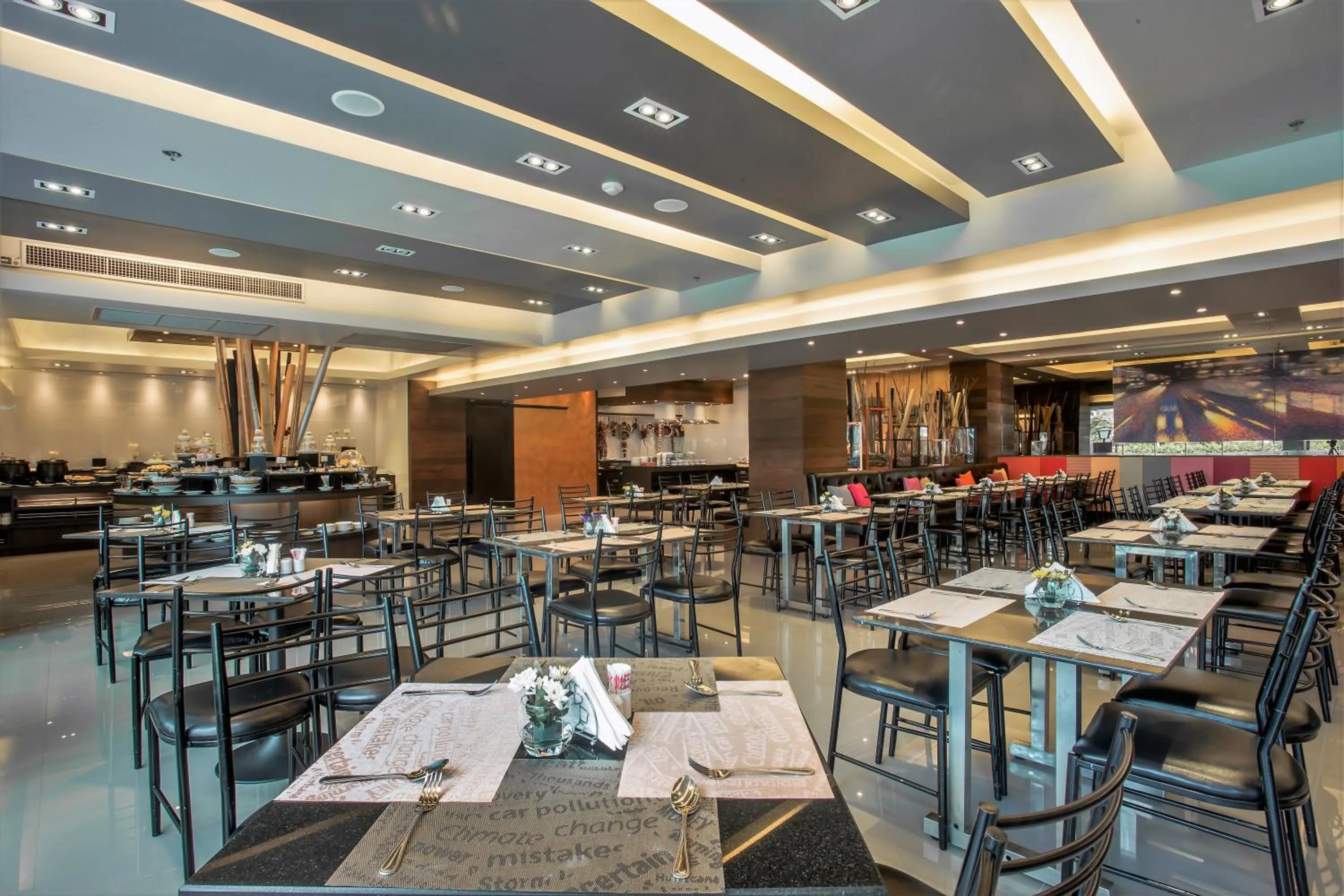 Restaurant/places to eat in Nouvo City Hotel