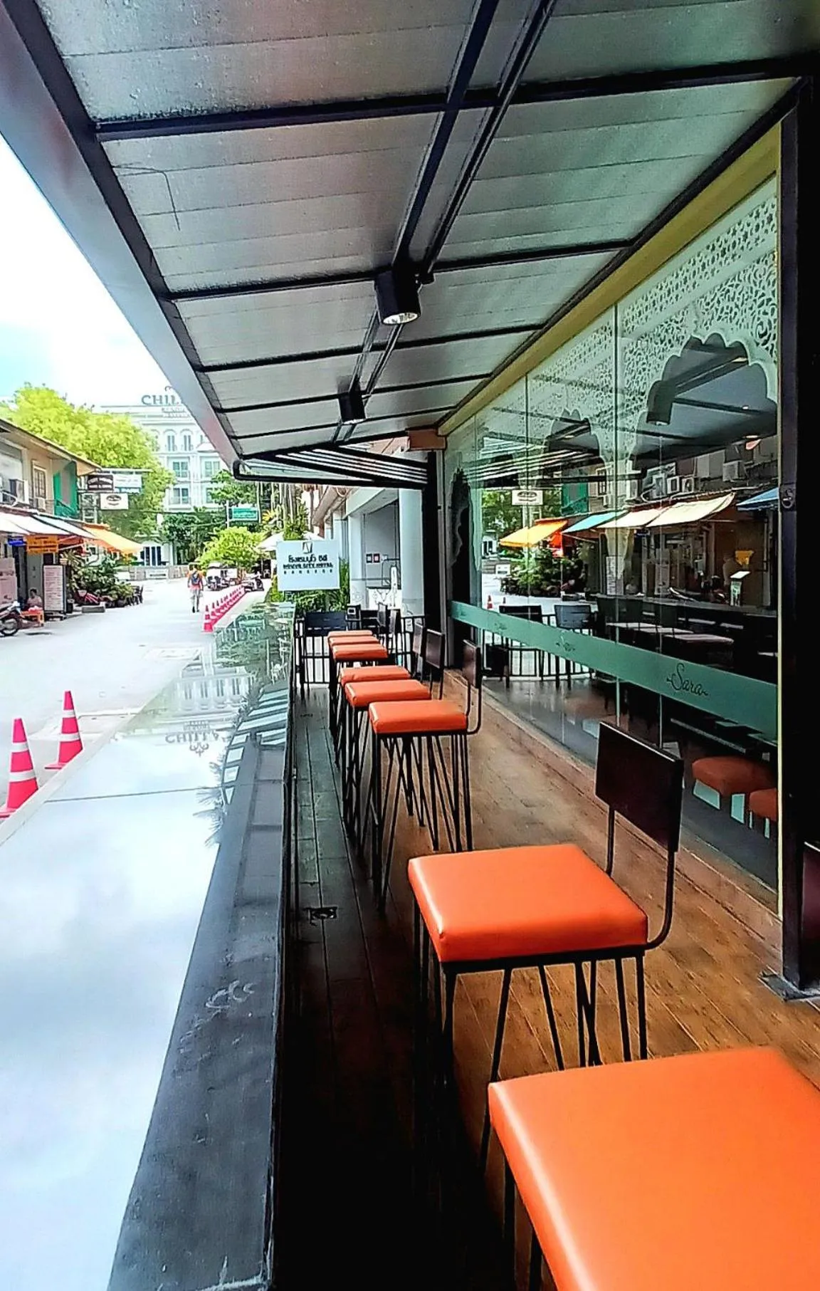 Restaurant/places to eat in Nouvo City Hotel