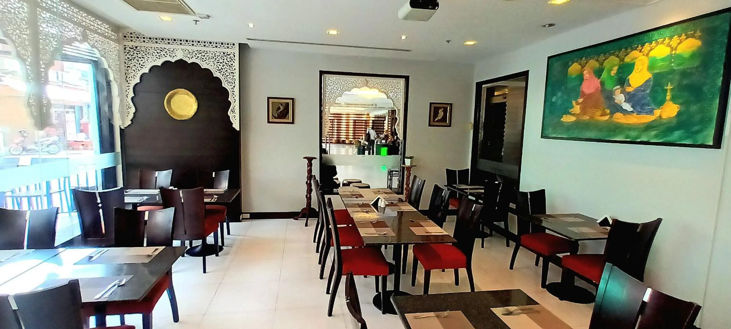 Restaurant/places to eat in Nouvo City Hotel