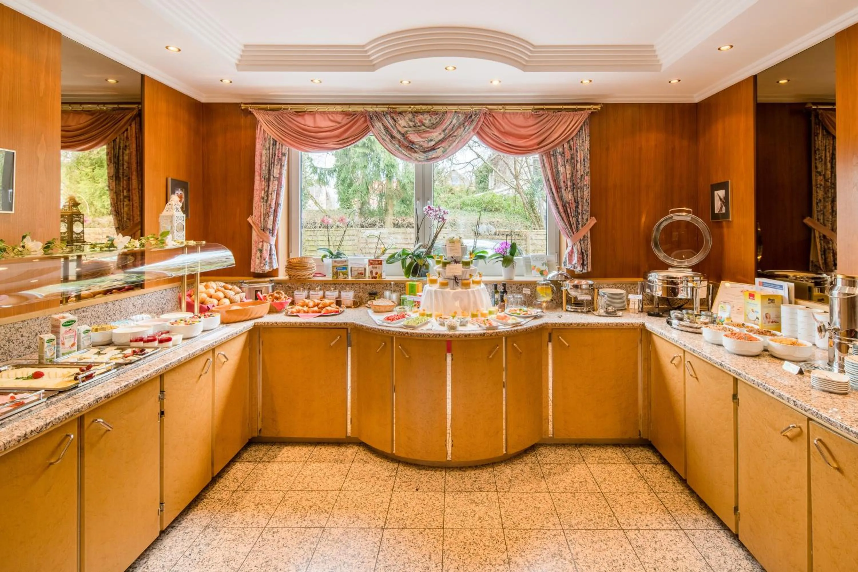 Restaurant/places to eat in Hotel Asemann Planegg